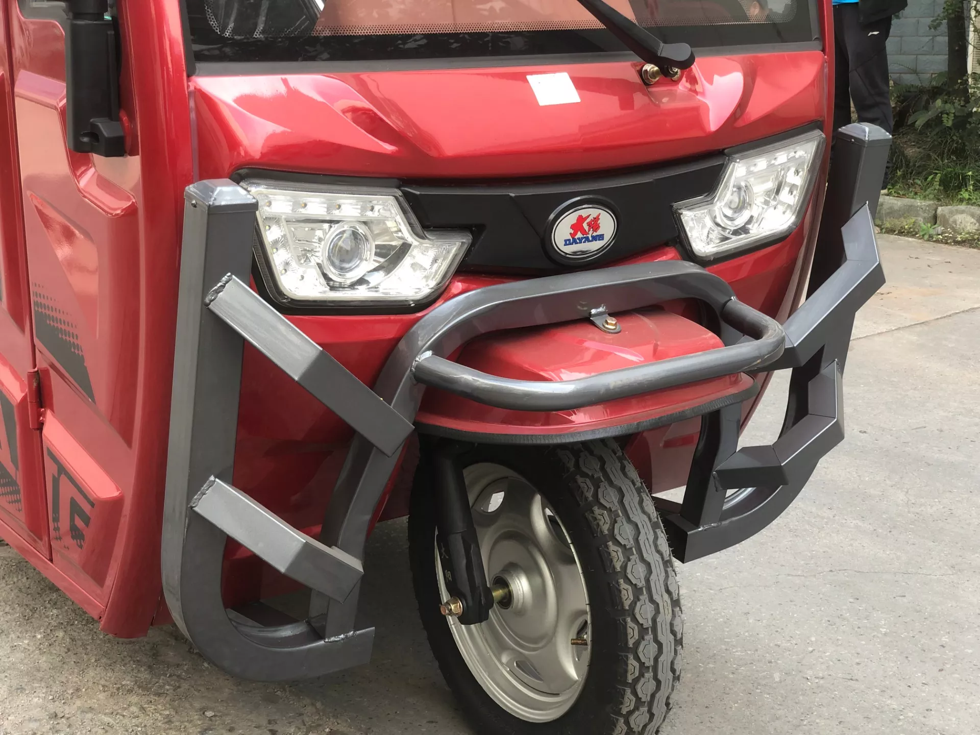 BEIYI Electric Cargo Tricycle Enclosed Mini Scooter for Adult 1500w 72V 45A Max Red Closed Body for Global Market 3.75-12