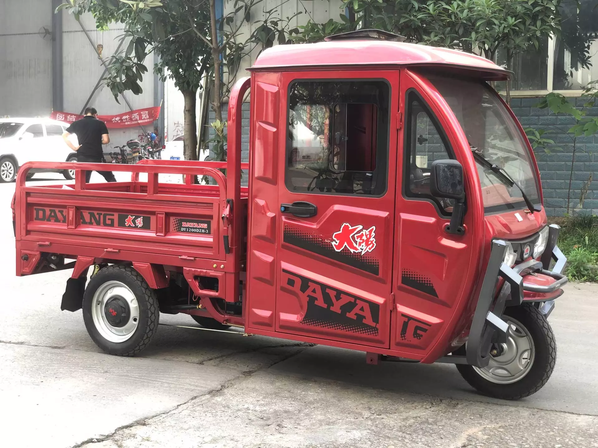 2021 Best Price Safe and Popular 60V 1000W 1200W 1500W enclosed Electric Tricycle for Cargo  DAYANG DY3-150 express delivery