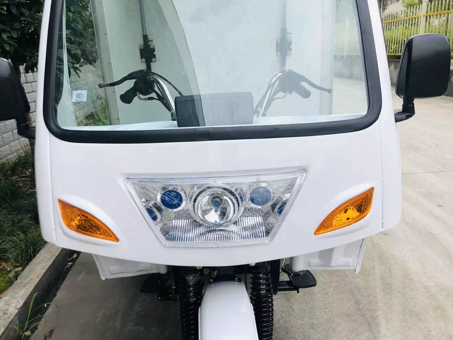 DAYANG Well Sell Box Cargo Tricycle Five Wheel Longer Motorcycle  Axle Tricycle White Lifan Body Box Frame Battery