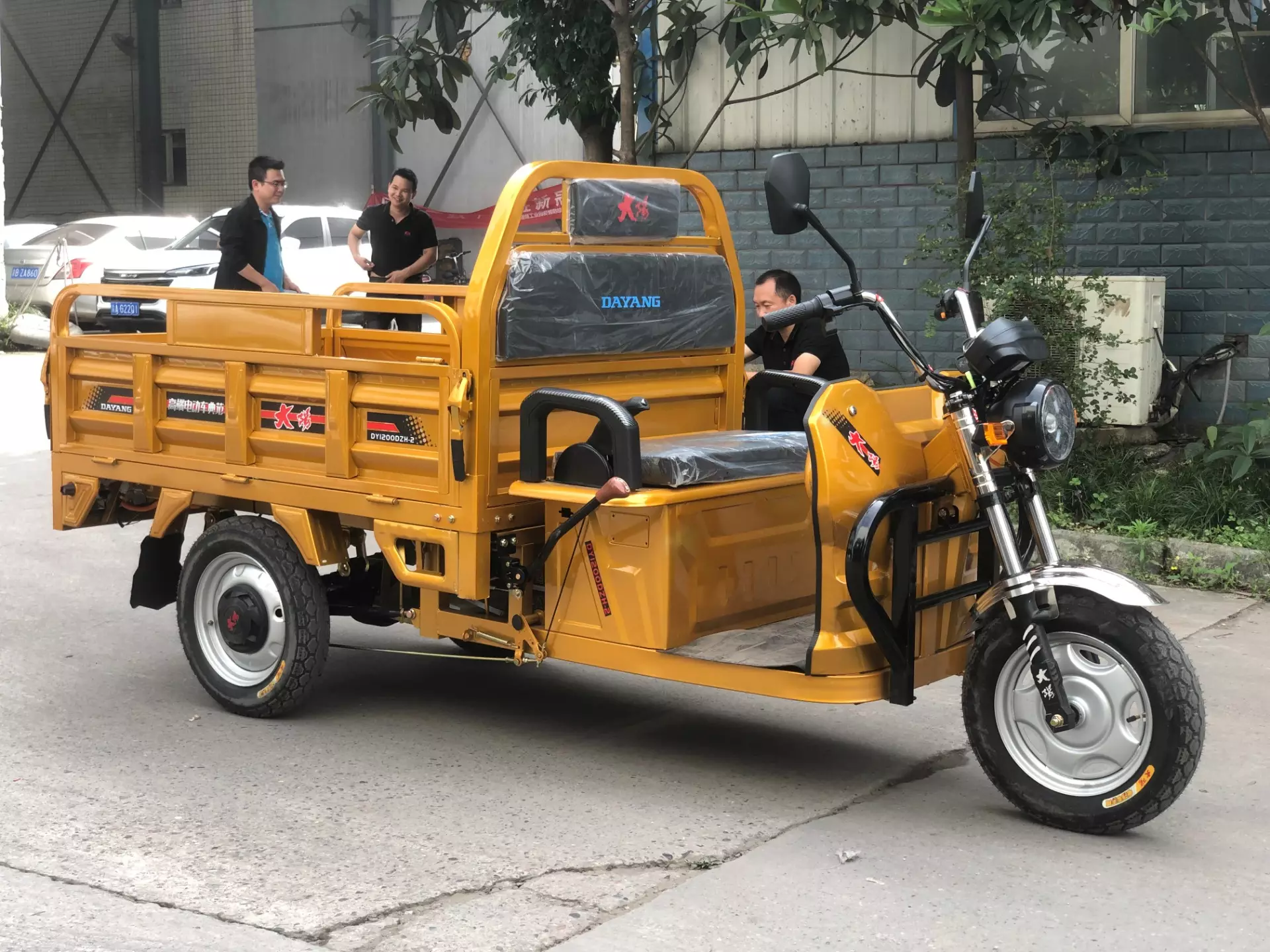 2021 Best Safety and Popular 72V 1000W  Electric Adult Tricycle for Cargo Max Body Trip Power Rickshaw yellow  Body OEM Lights