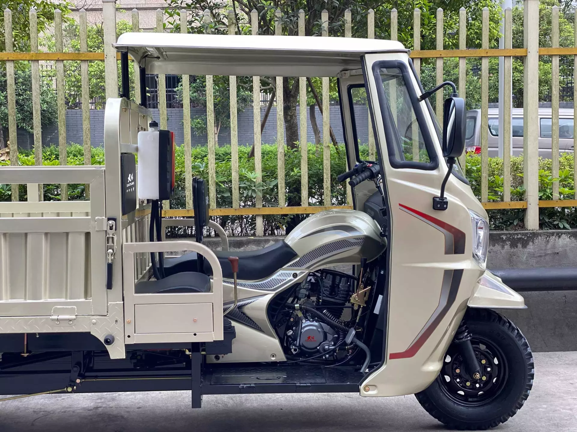 Factory Sales Safe Durable cool brand semi cabin 3wheeler 250cc 300cc ducar cargo motor  tricycle