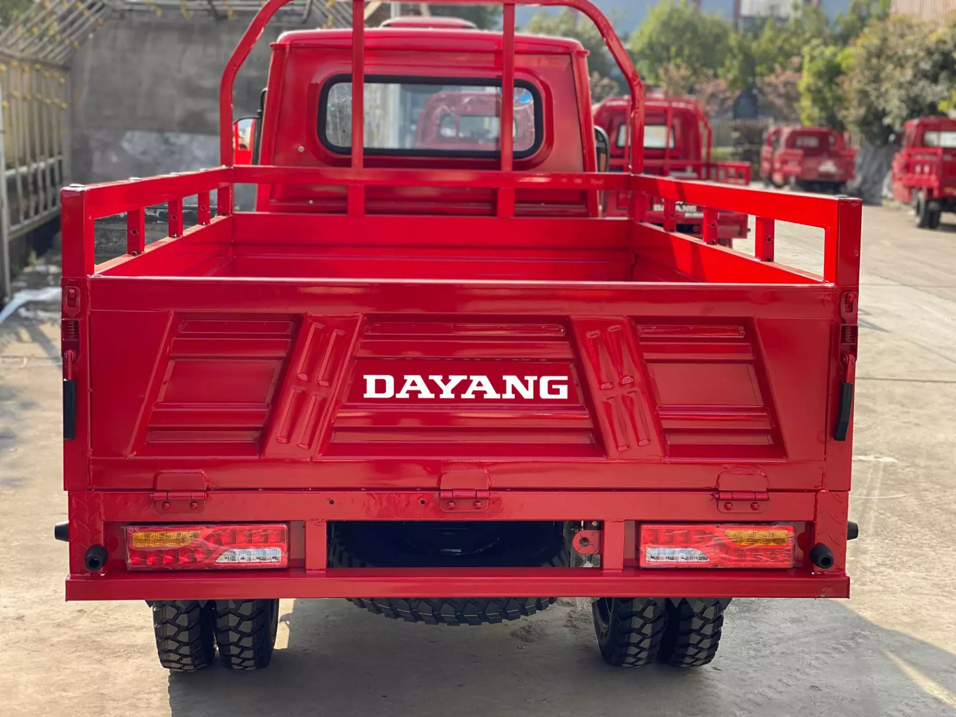 China DAYANG tricycle motorcycle contact showroom algeria cargo vehicle tricycle closed cabin cargo tricycle