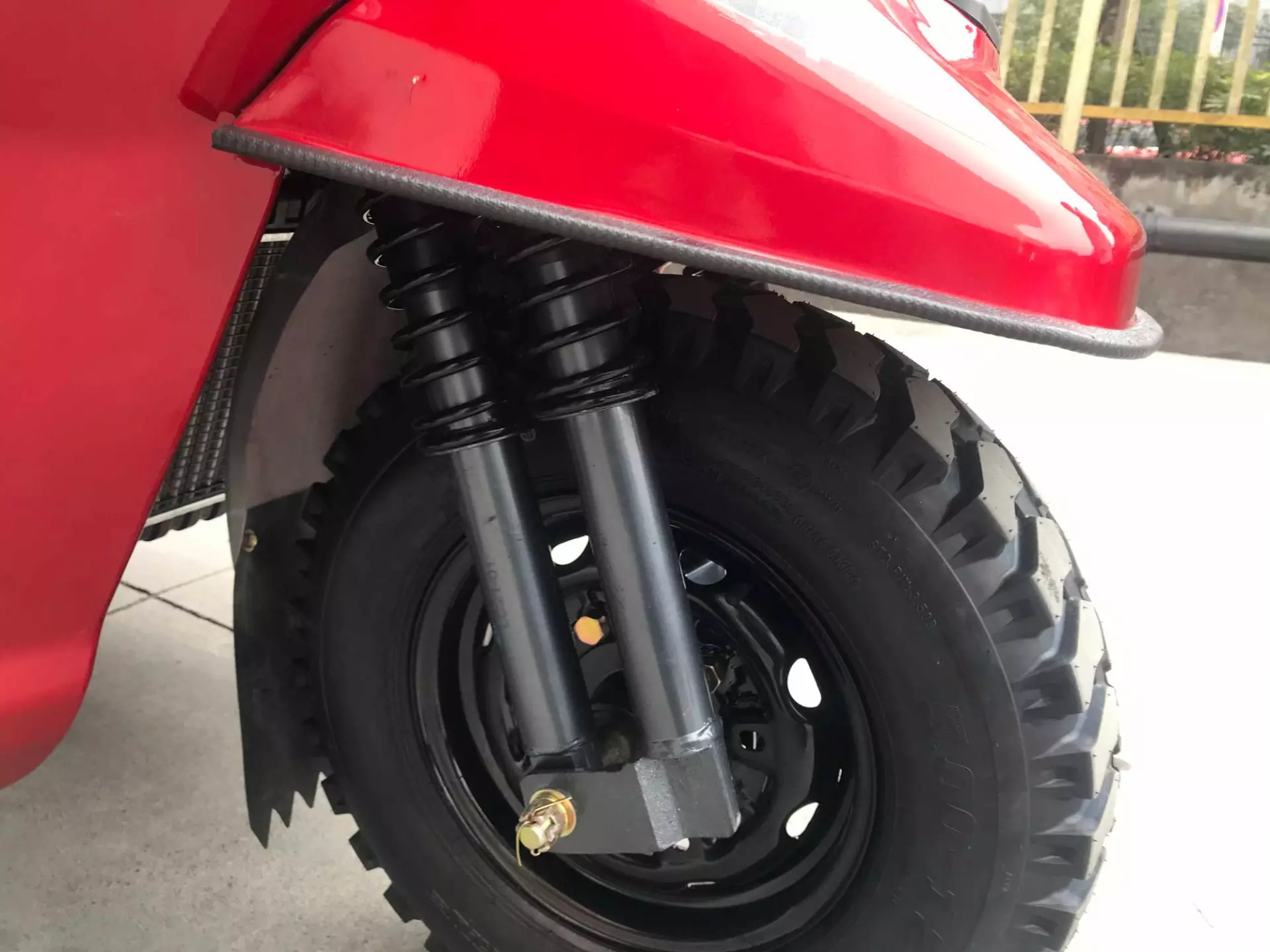 Fuel oil gasoline motor new 300cc zongshen engine 5 wheels cargo tricycle custom red body