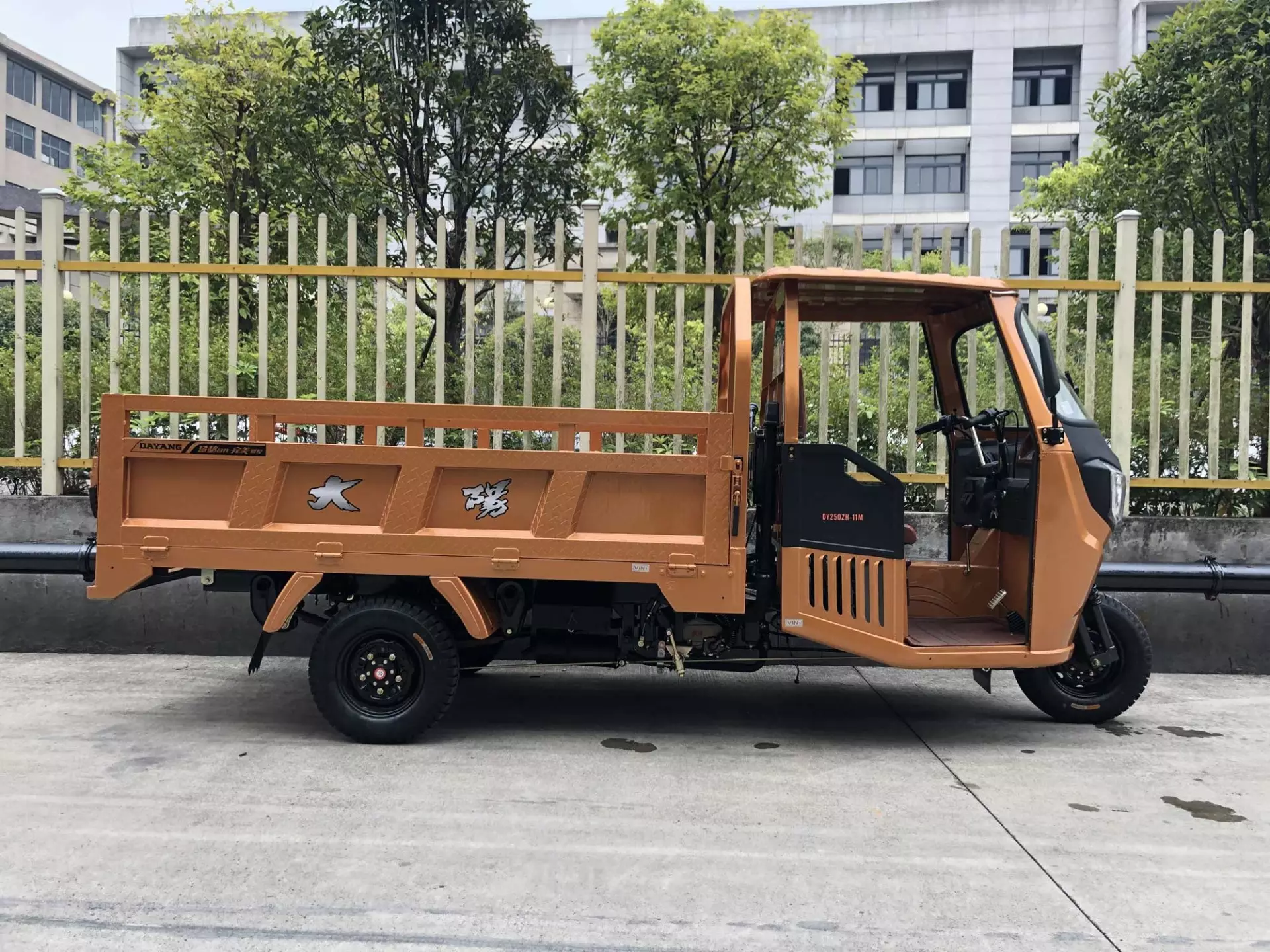 Semi cabin cargo tricycle with powerful engine 200/250/300CC Water Cooling Customized 3 Wheels  Motorcycle  Cargo Tricycle