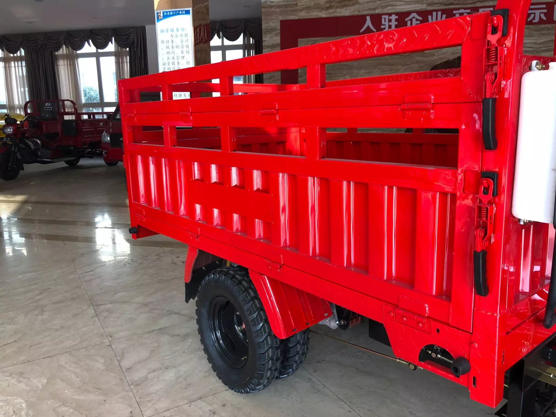 China factory hot selling new heavy duty 300cc petrol cargo motor tricycle for global market