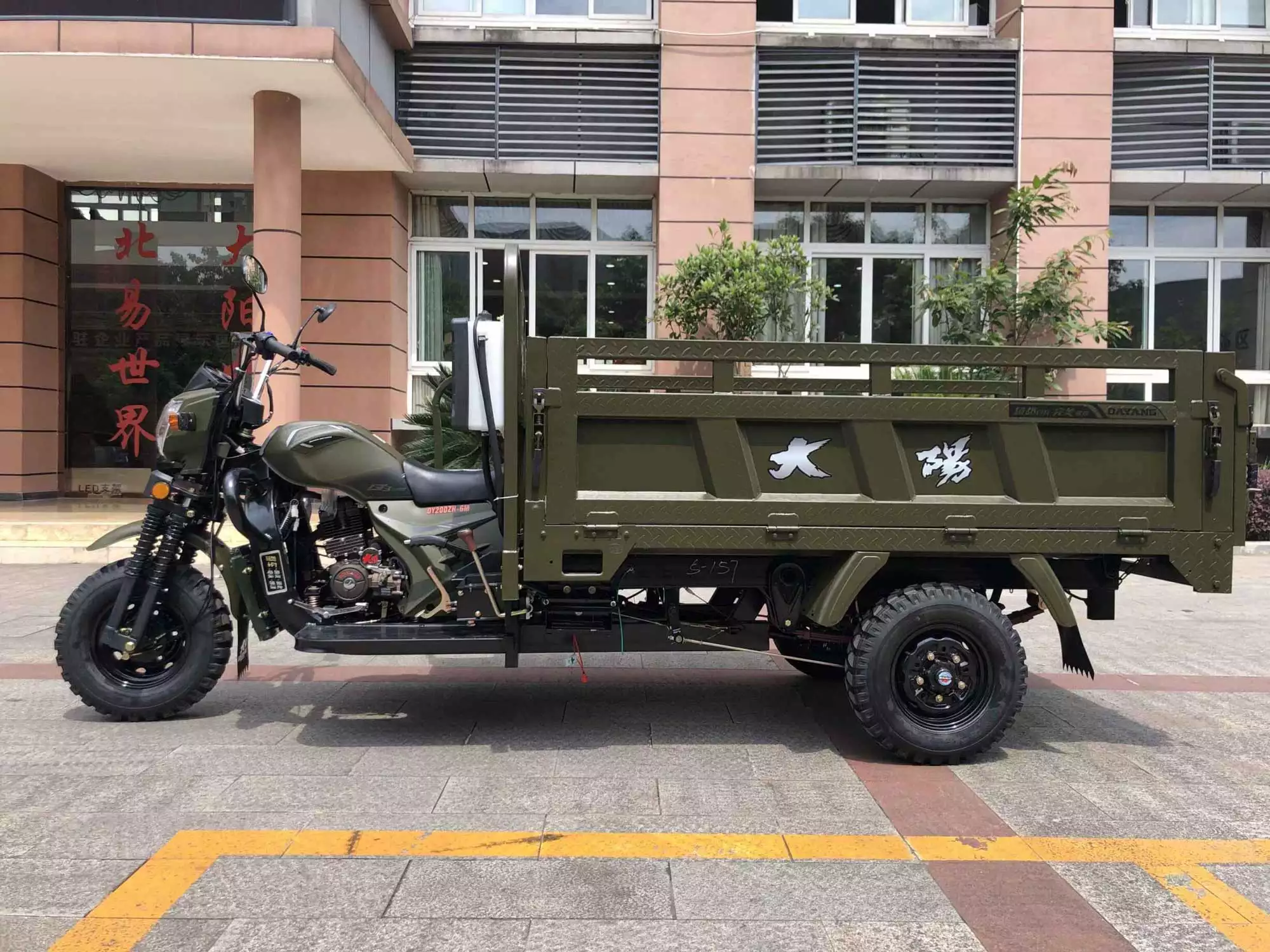Hot sale adult safe and reliable agricultural morocco trade 150cc loncin engine tricycle cargo gasoil