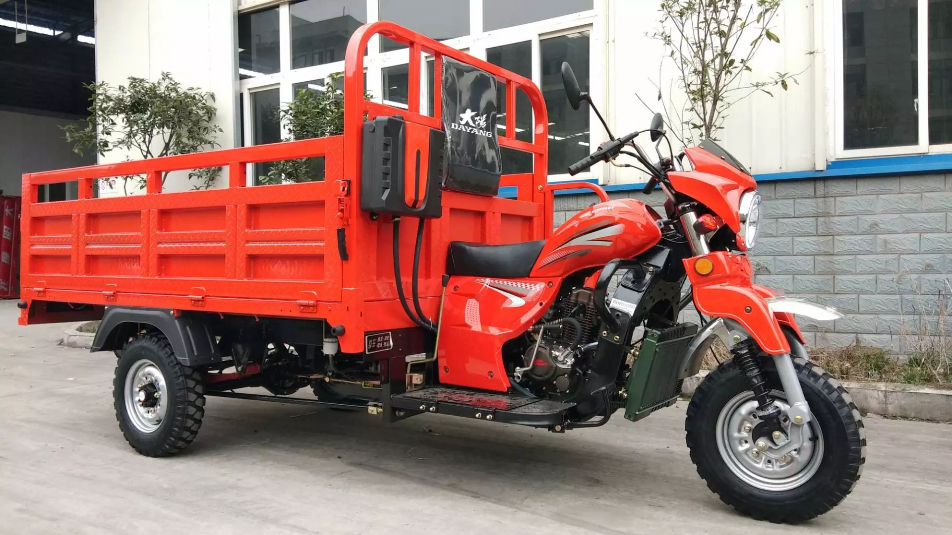 DAYANG lifan  high-power engine fuel oil tanzania motor tricycle for sale open cargo motor tricycle