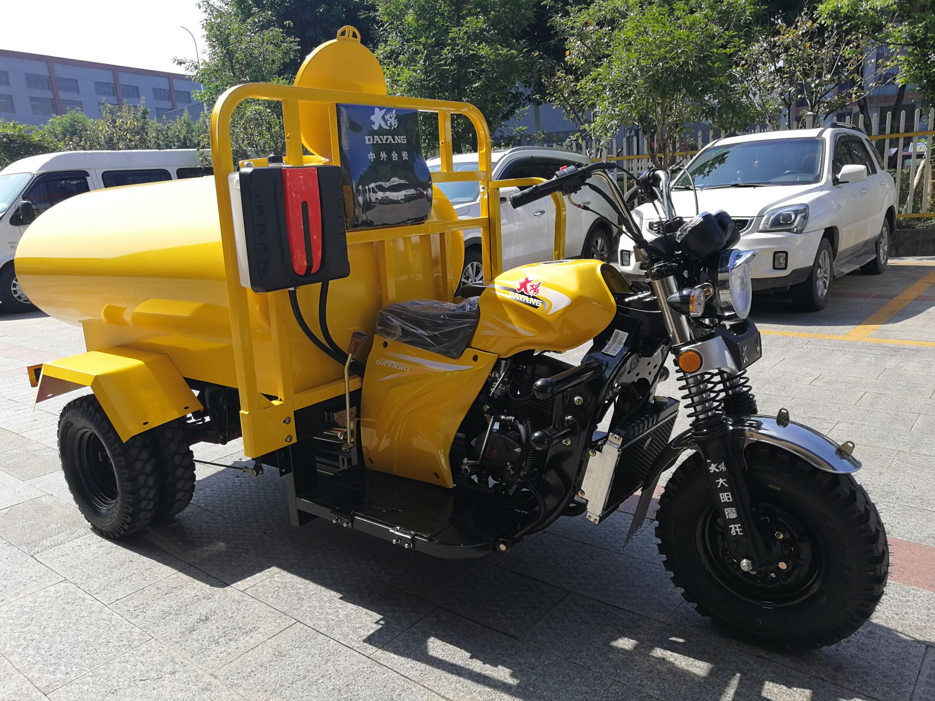DW-1 Motorized gas powered oil tank/water tank tricycle/cargo tricycle for sale
