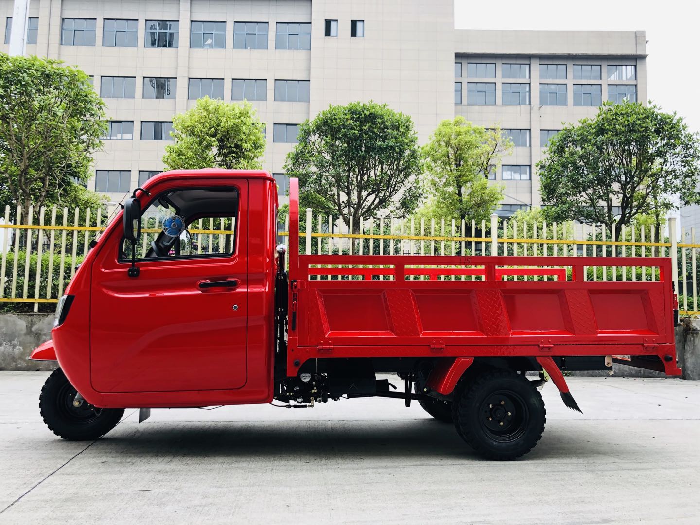 T5 Enclosed cabin heavy loading tricycle with powerful engine and big cargo truck tricycle