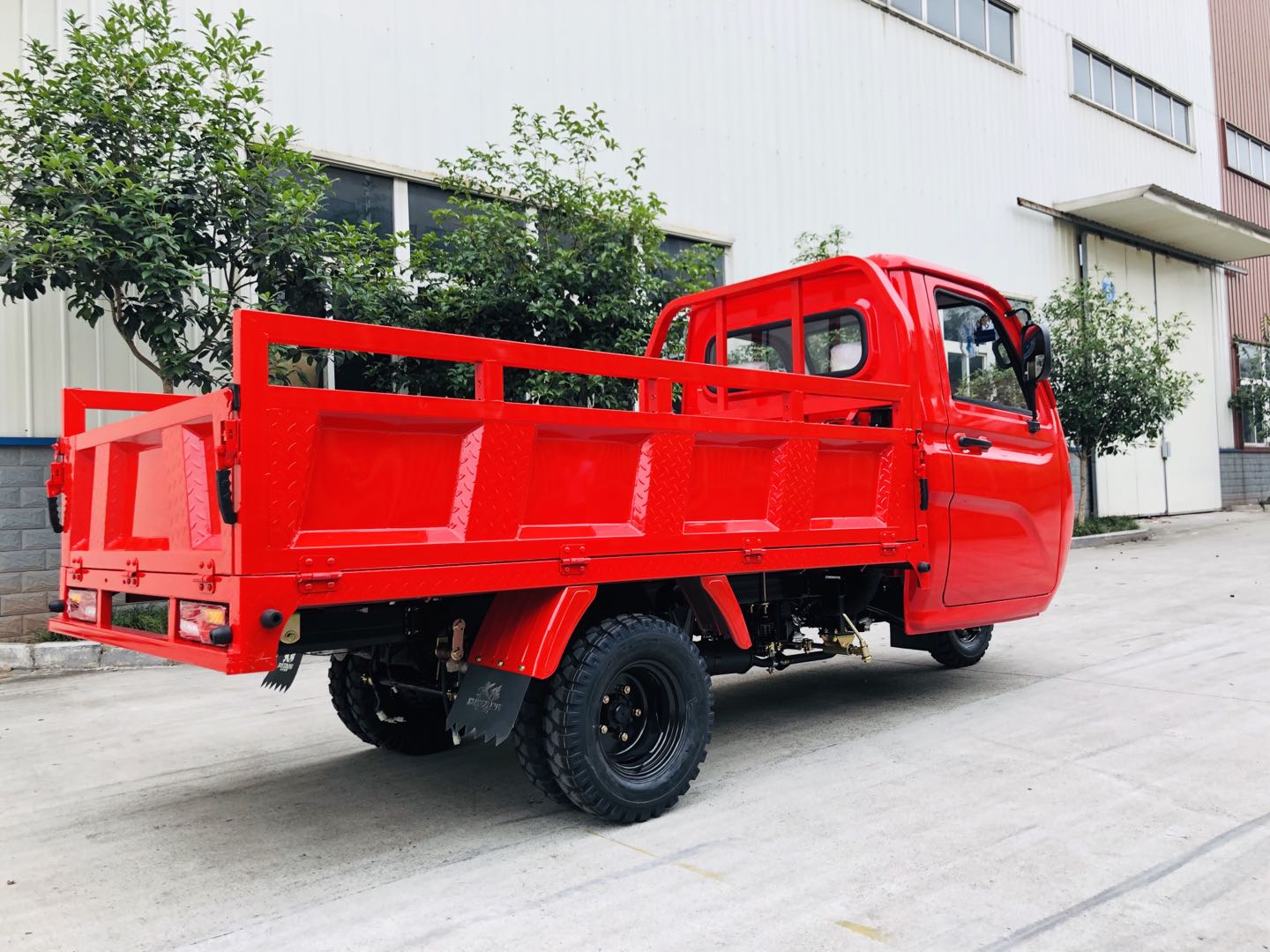 T5 Enclosed cabin heavy loading tricycle with powerful engine and big cargo truck tricycle