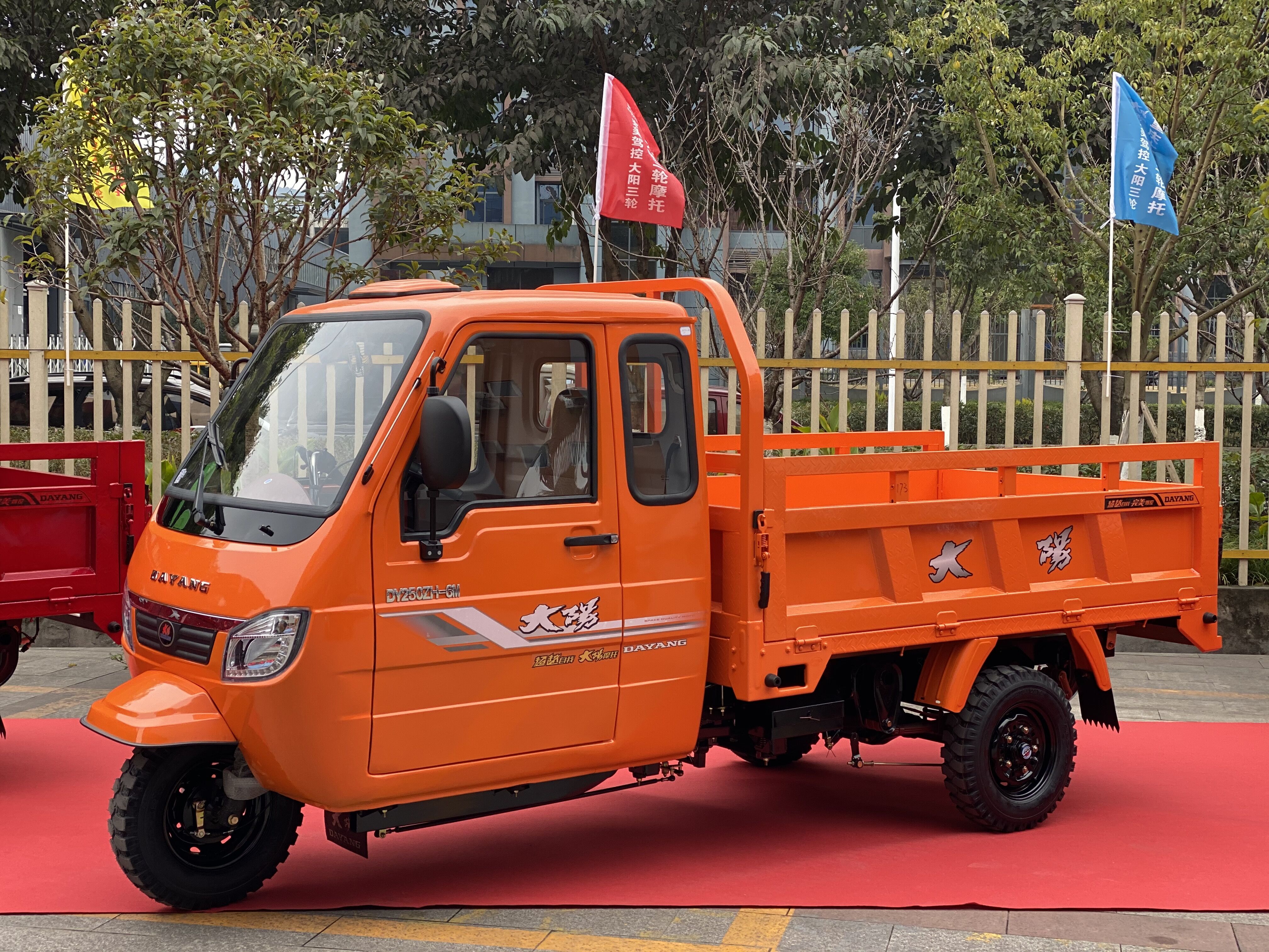 XK3 Enclosed cabin cargo tricycle  200CC 250CC 300CC 350CC