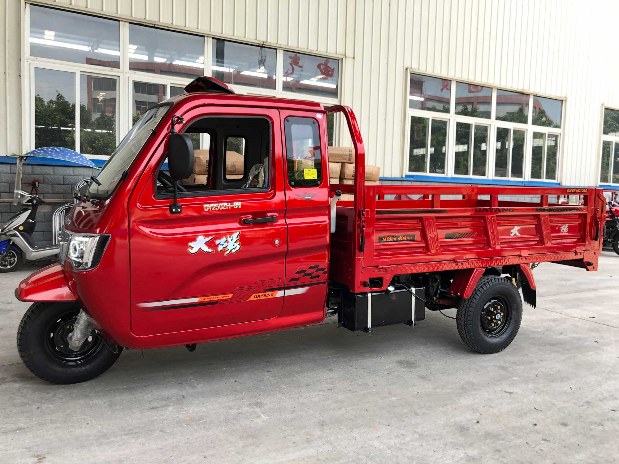T7 Enclosed Cargo tricycle with powerful engine of 250cc/300cc/800cc/1000cc