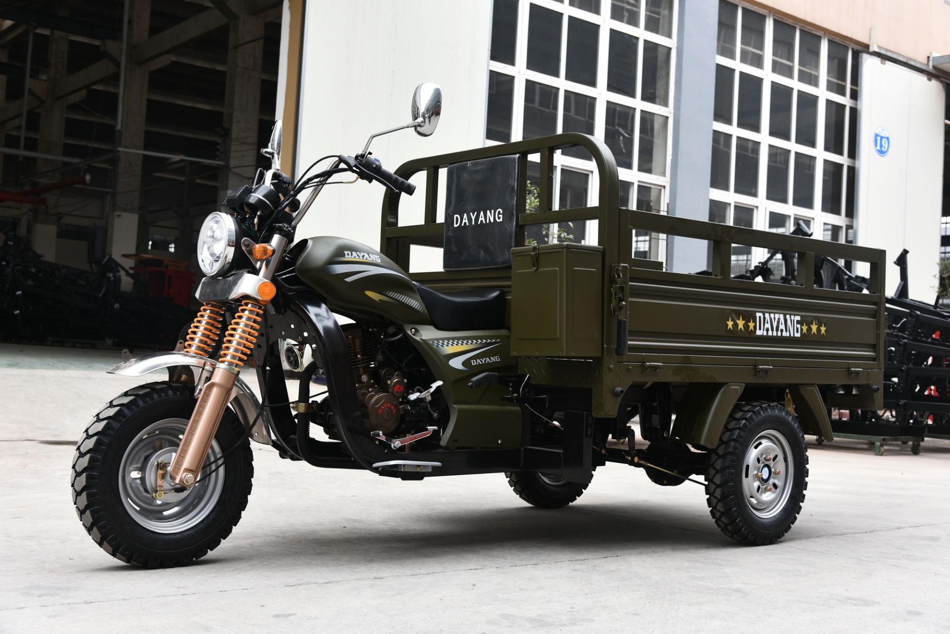 DY-P1 High Quality gasoline 150cc motor tricycle egypt motorized cargo tricycle Open Driving Size Product Place Model Load