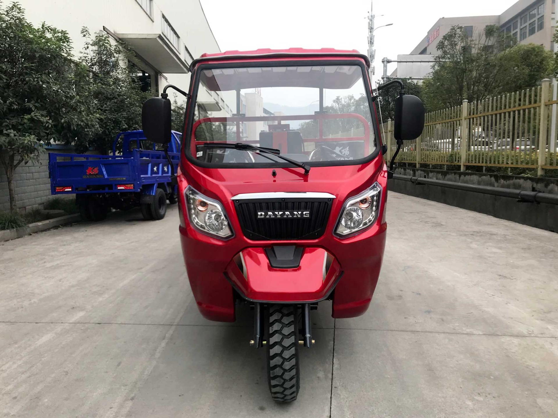 DY-SW1 Hot selling semi cabin cargo tricycle with Hydraulic lifting system 300cc