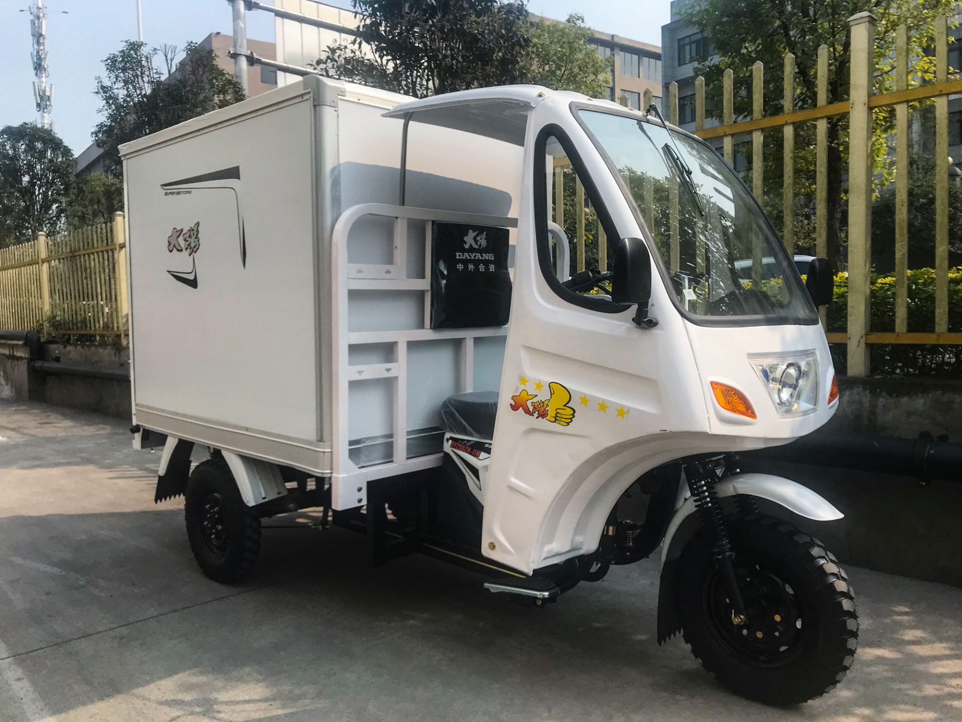 DY-B2 Semi cabin with big cargo box tricycle for carrying food,fruit,fish with air condition