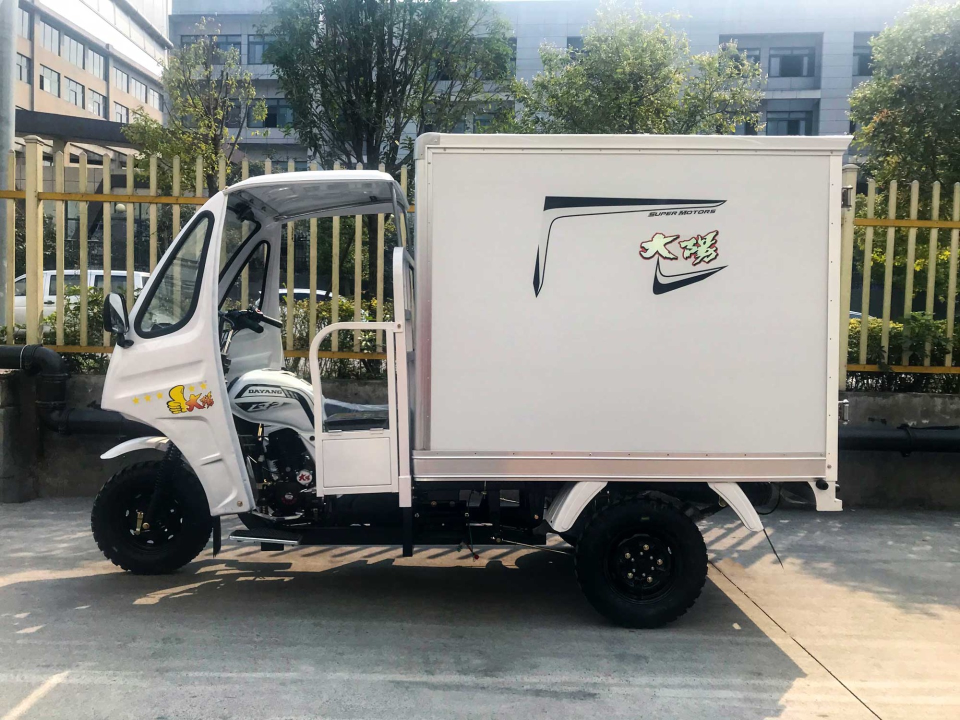 DY-B2 Semi cabin with big cargo box tricycle for carrying food,fruit,fish with air condition