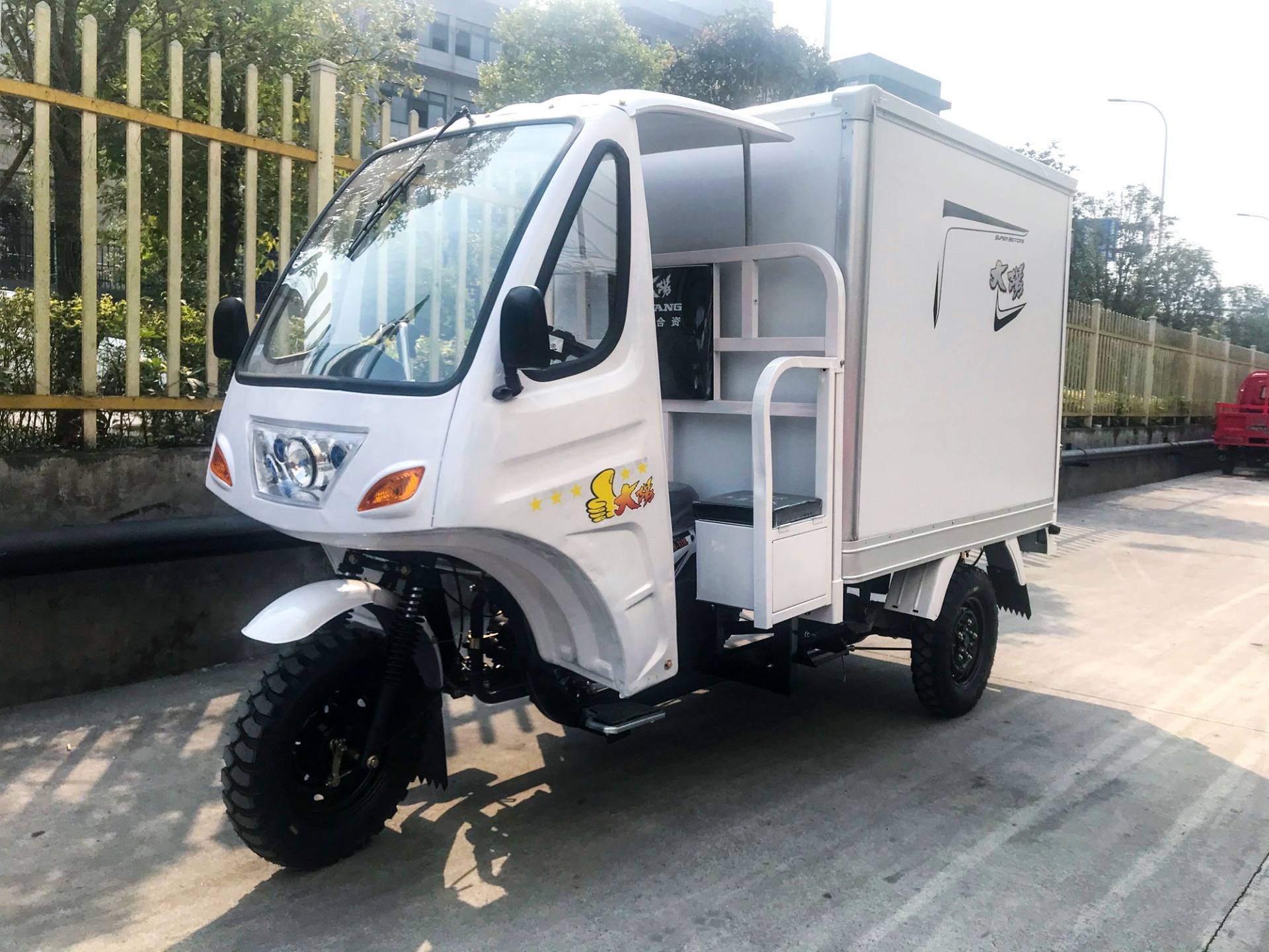 DY-B2 Semi cabin with big cargo box tricycle for carrying food,fruit,fish with air condition