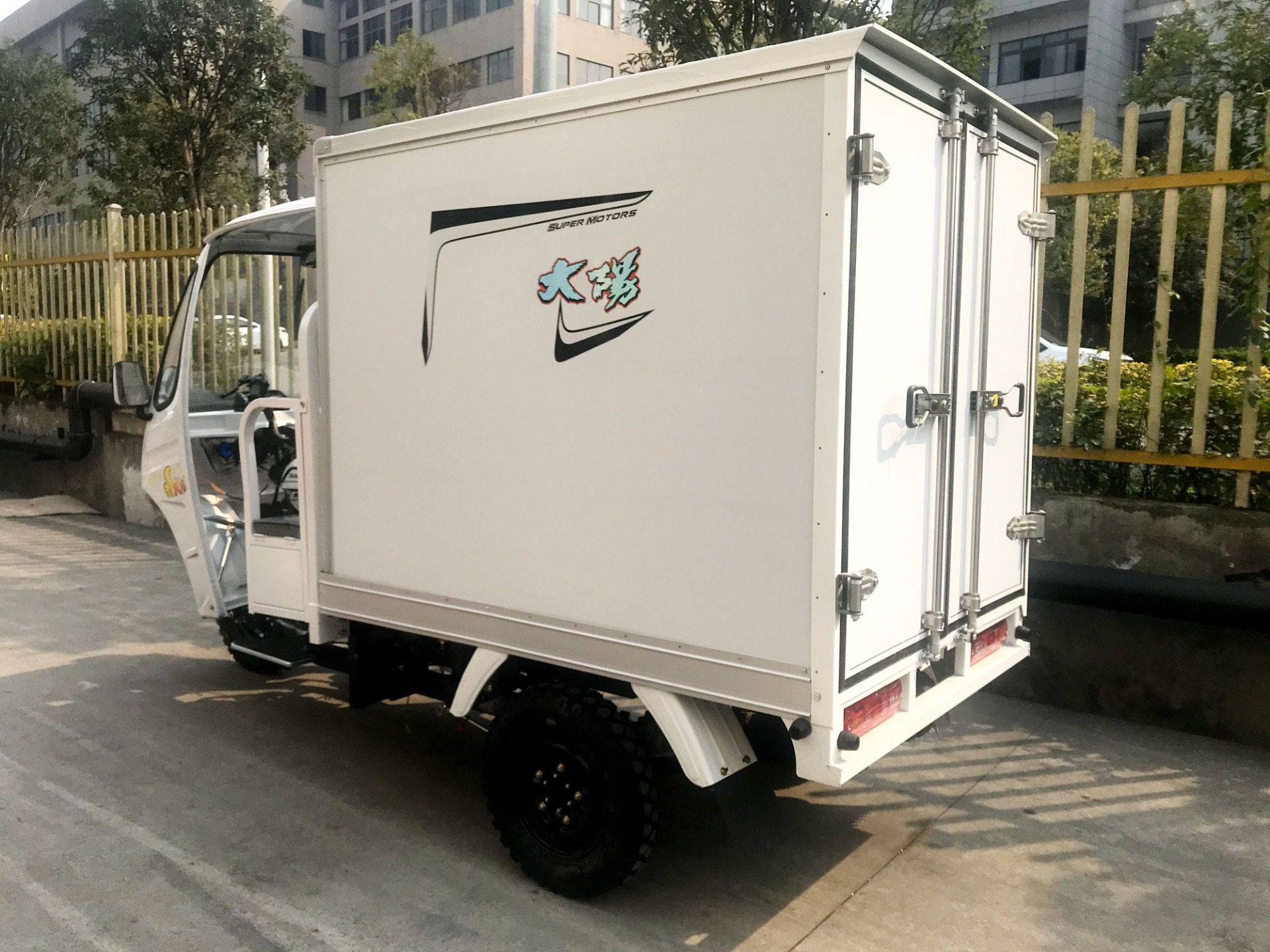 DY-B2 Semi cabin with big cargo box tricycle for carrying food,fruit,fish with air condition