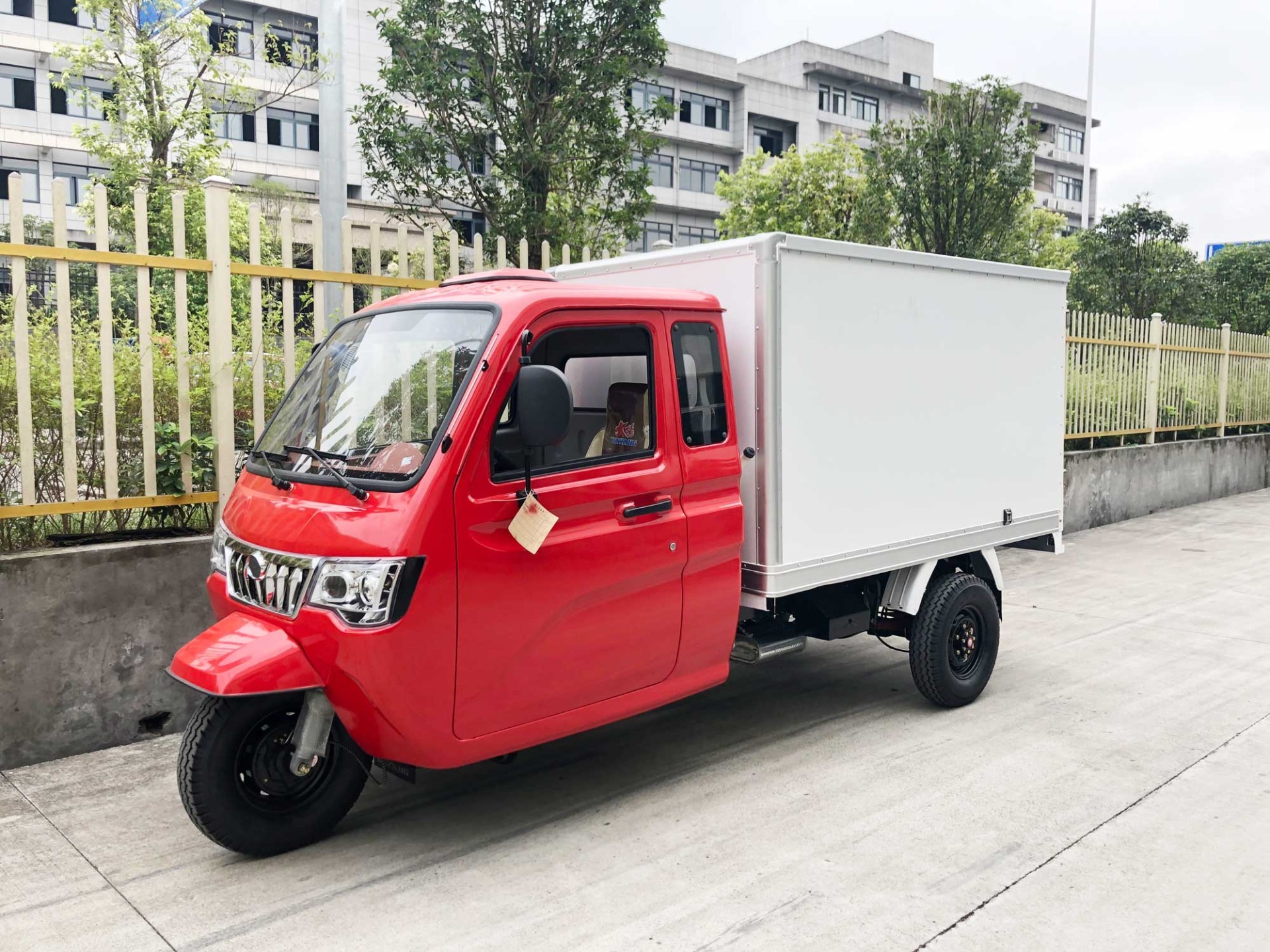 Road protection movement of Express electric tricycle