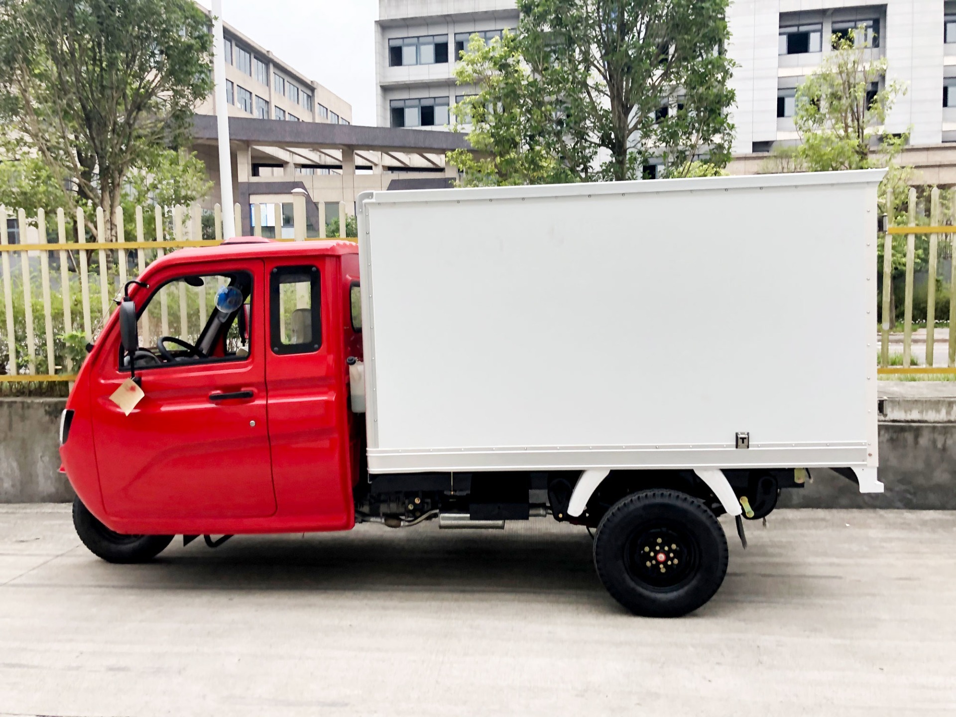 Road protection movement of Express electric tricycle