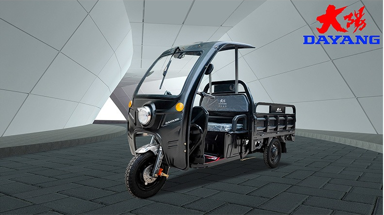 Motorized 3 Wheel Cargo Motorcycle With Tarpaulin 151 - 200cc Displacement