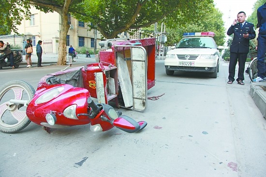 Electric tricycle retrograde bus driver was hit and fractured when crossing the road