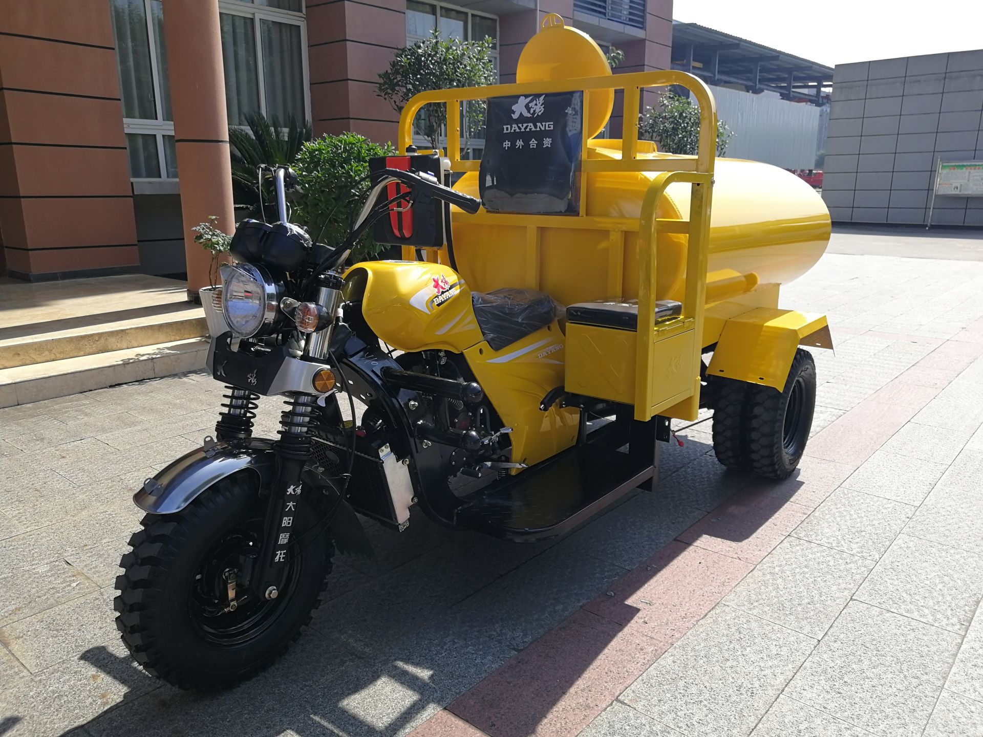 Dayang Water Tanker Tricycle Displacement 200cc/250cc/300cc Capacity 1000l 1600l Sprinkler Tricycle Fire Tricycle