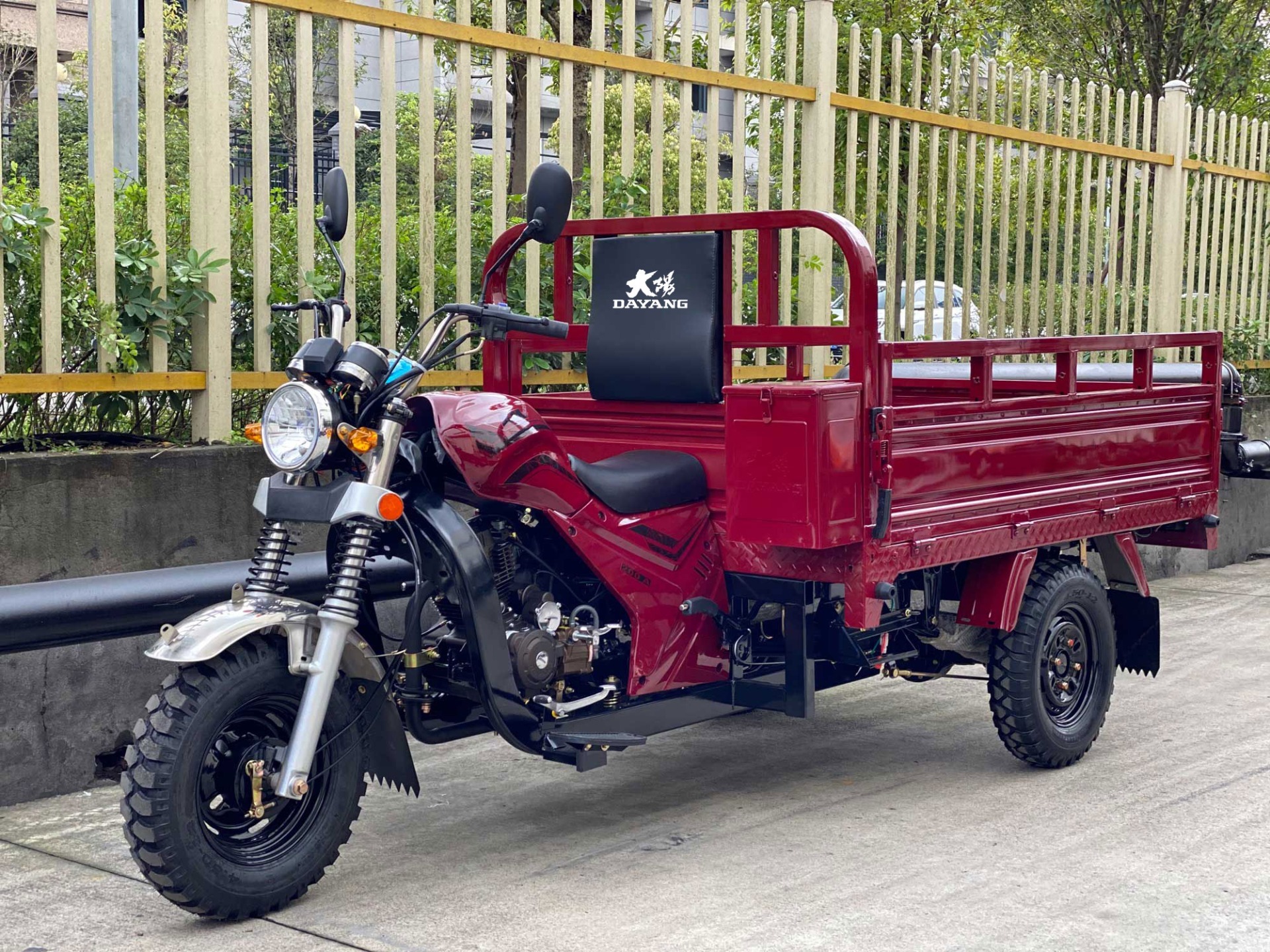 DAYANG Wholesale Stability cargo 300cc cargo motorcycle tricycle  motorized tricycle