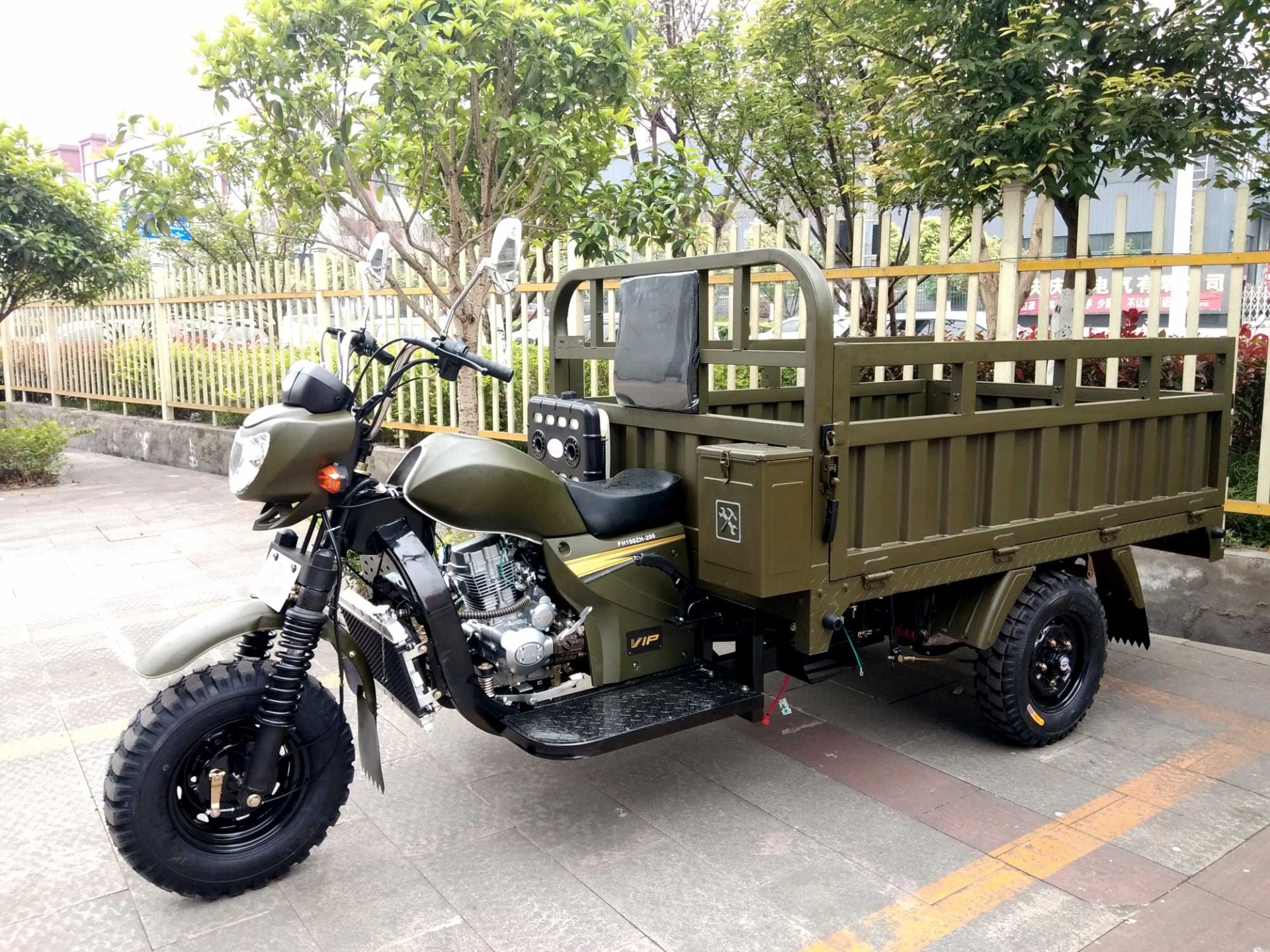 DAYANG OEM Comfortable driving 200cc cargo motorcycle tricycle chinese cargo trike