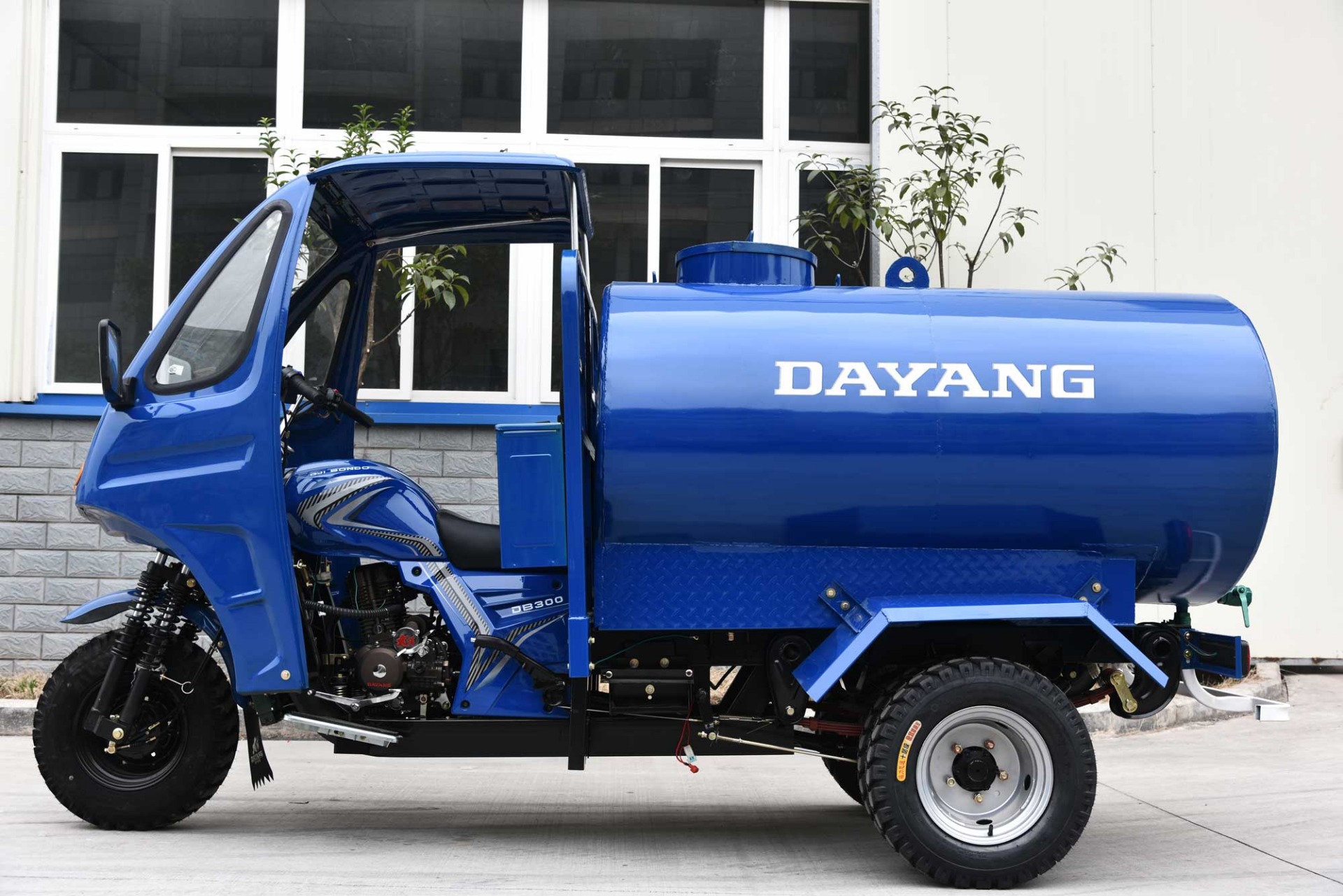 Dw-3 High Quality 200 250cc Motorized Special Cabin Water Tank 1600l Tricycles Manufacture Cargo Water Tanker Motorcycle