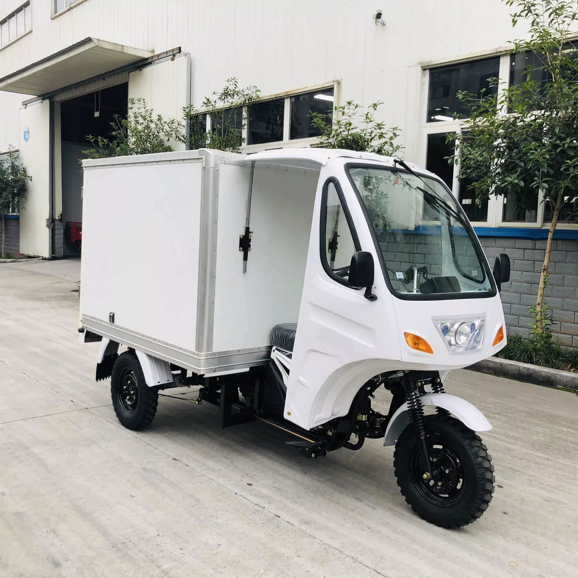 Dayang Well Sell Box Cargo Tricycle Five Wheel Longer Motorcycle Axle Tricycle White Lifan Body Box Frame Battery