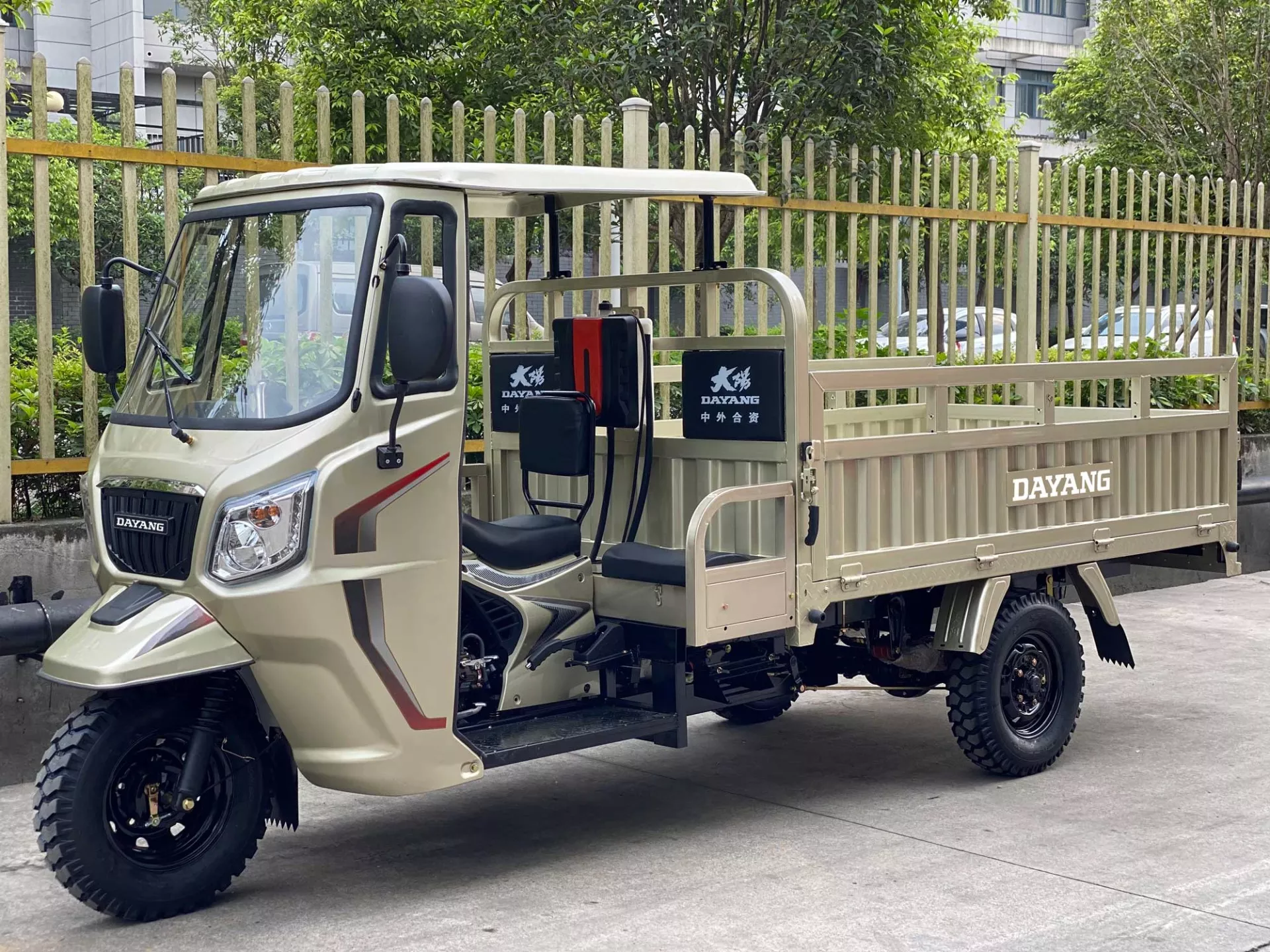 DAYANG OEM Comfortable driving 200cc cargo motorcycle tricycle Motorized Three Wheel Cargo Motorcycle