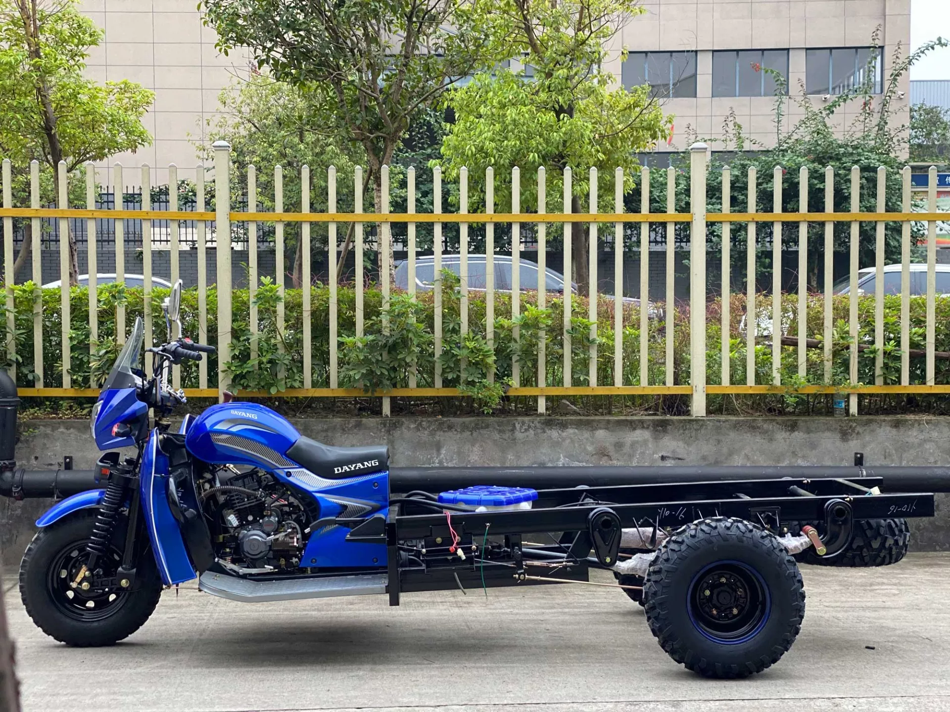 China Hot Selling Cargo Motor Tricycle Fuel Oil Sand Tire Tricycle Without Cargo Box Size Motorcycle For Freight