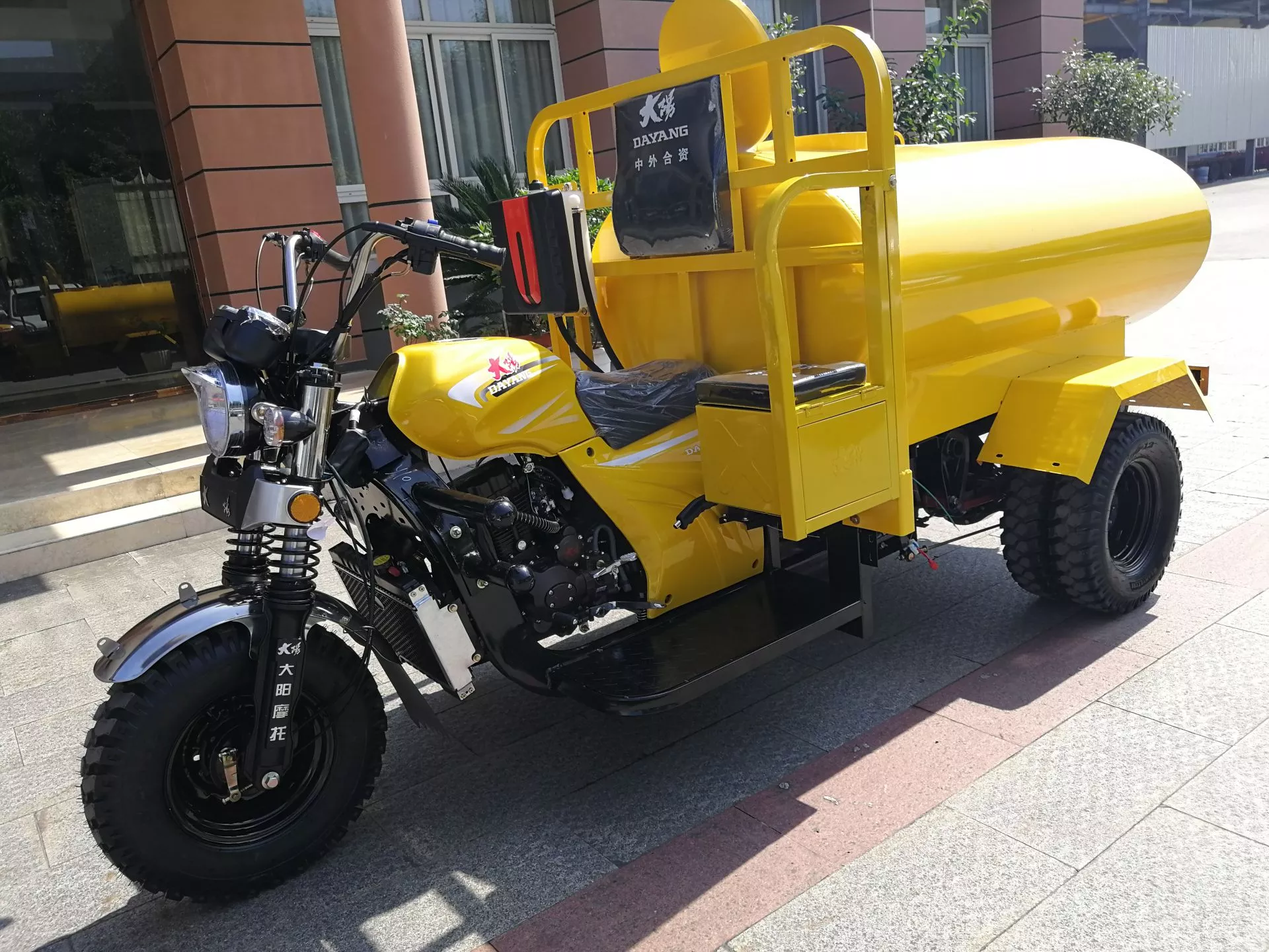 Dayang Water Tanker Tricycle Displacement 200cc/250cc/300cc Capacity 1000l 1600l Sprinkler Tricycle Fire Tricycle