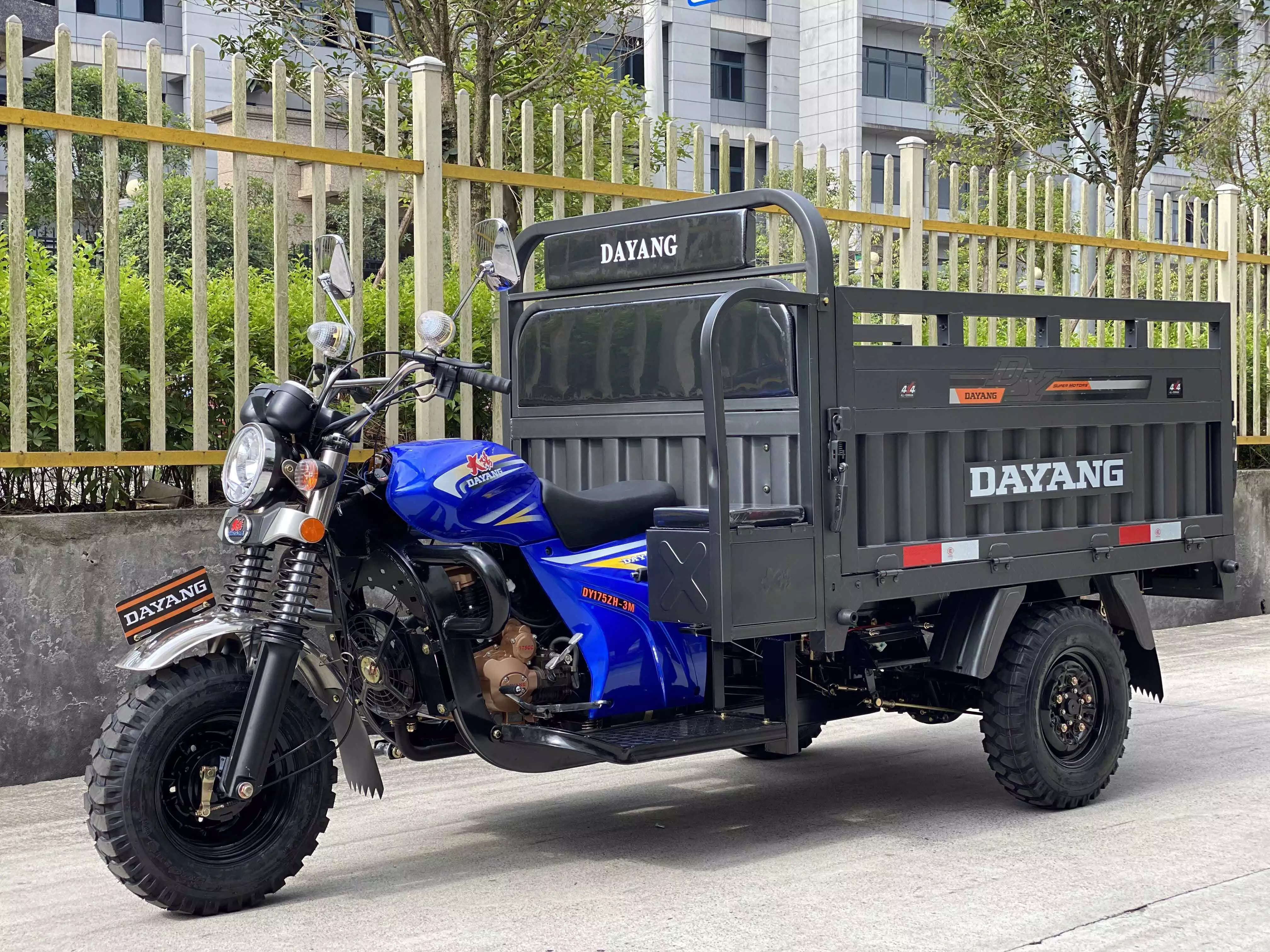 DAYANG OEM Comfortable driving 250cc cargo motorcycle tricycle cargo motor trike