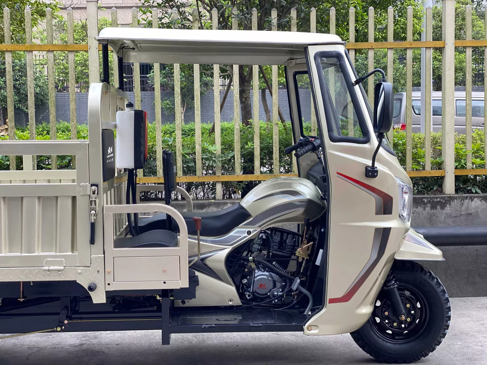Dayang Top Selling 2022 Motorized Tricycles Cabinas La Tunisie Fret Semi Cabin Cargo Tricycle Motocarro