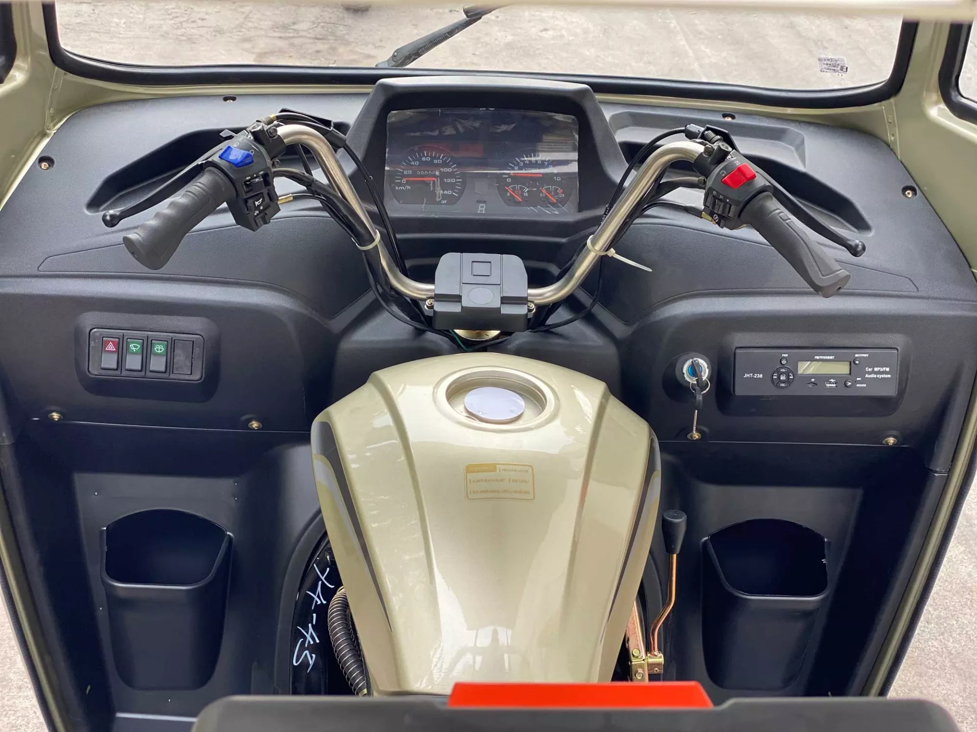 Dayang Top Selling 2022 Motorized Tricycles Cabinas La Tunisie Fret Semi Cabin Cargo Tricycle Motocarro