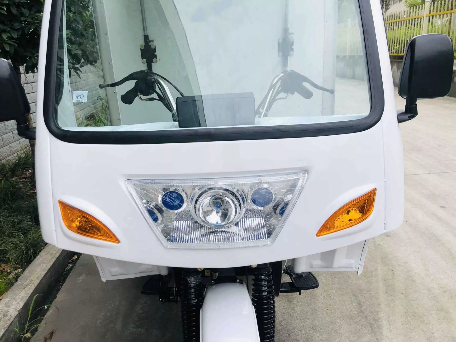 Dayang Well Sell Box Cargo Tricycle Five Wheel Longer Motorcycle Axle Tricycle White Lifan Body Box Frame Battery