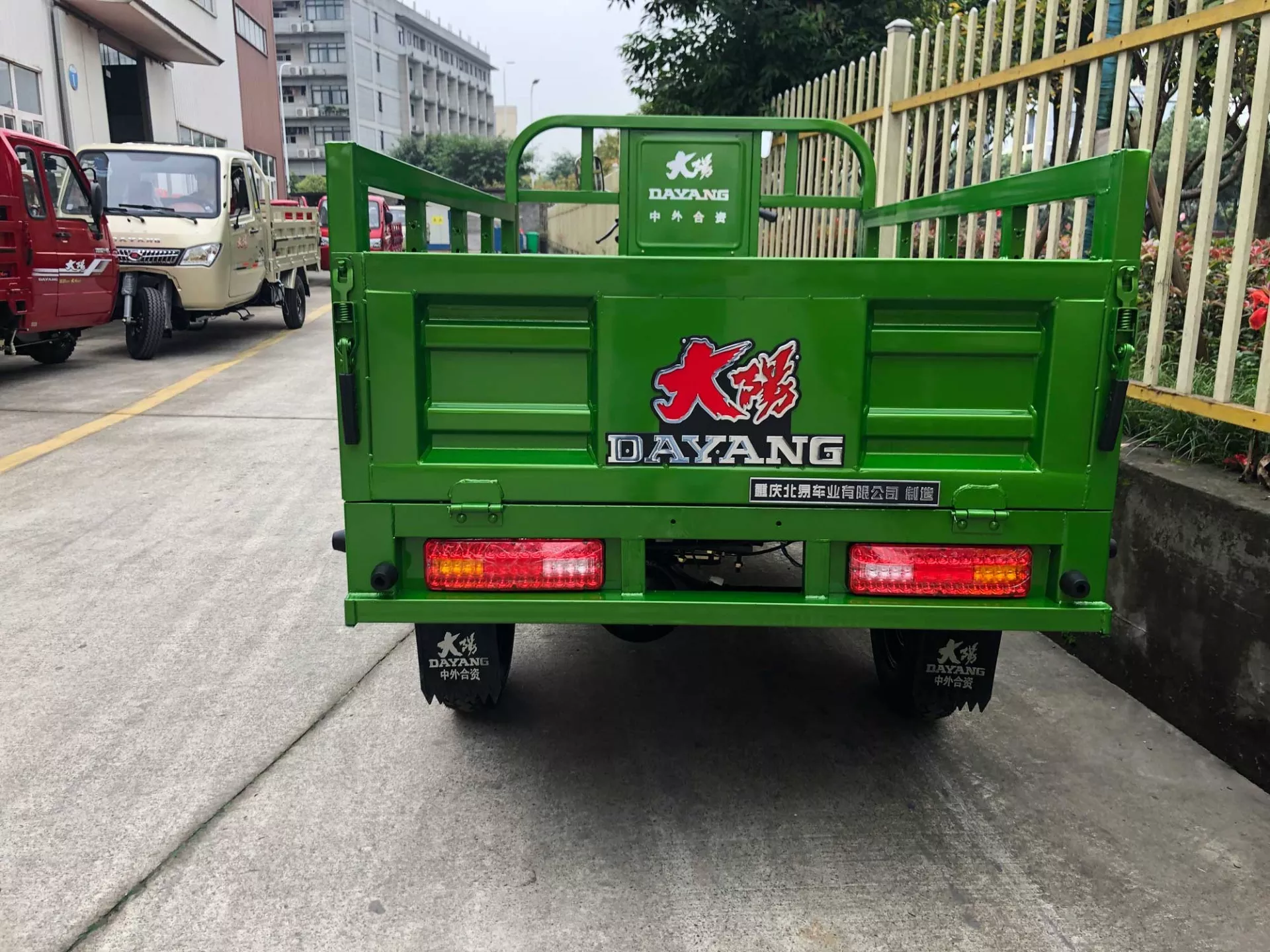 DAYANG OEM Comfortable driving 250cc cargo motorcycle tricycle Cargo Tricycle with Shaft