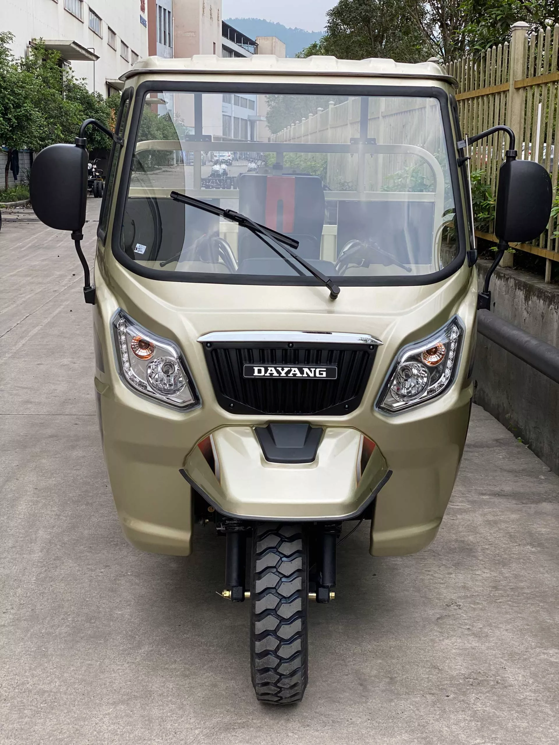 Dayang Top Selling 2022 Motorized Tricycles Cabinas La Tunisie Fret Semi Cabin Cargo Tricycle Motocarro