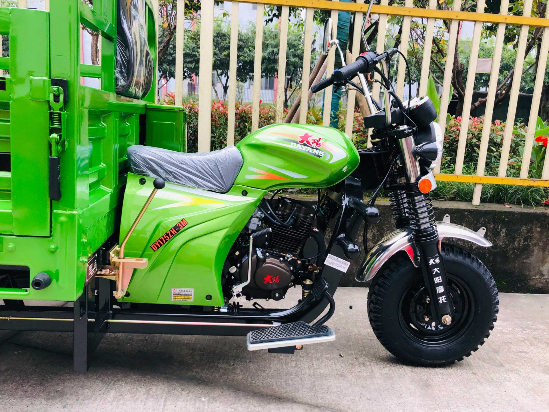 DAYANG OEM Comfortable driving 250cc cargo motorcycle tricycle Cargo Tricycle with Shaft