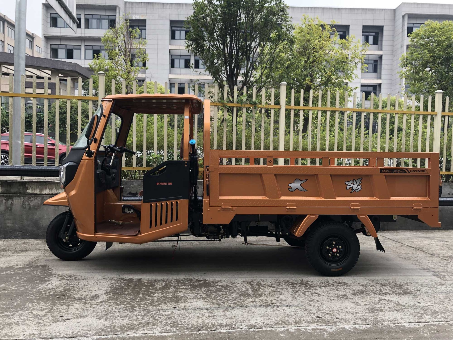 200cc Water Cooling Gasoline Engine Three Wheel Cargo Tricycle With Cabin