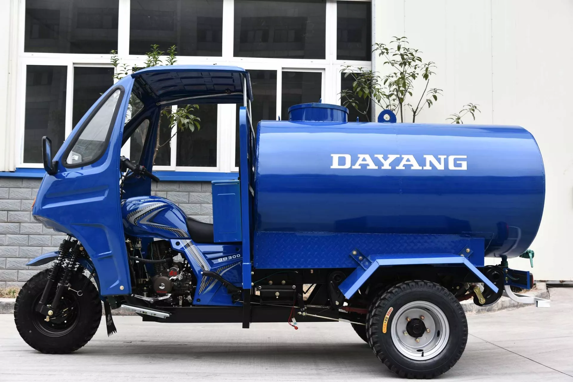 High Quality 250CC Motorized Special Cabin Roof Delivery Water Tank 1000L Tricycles Manufacture Cargo Open water barrow