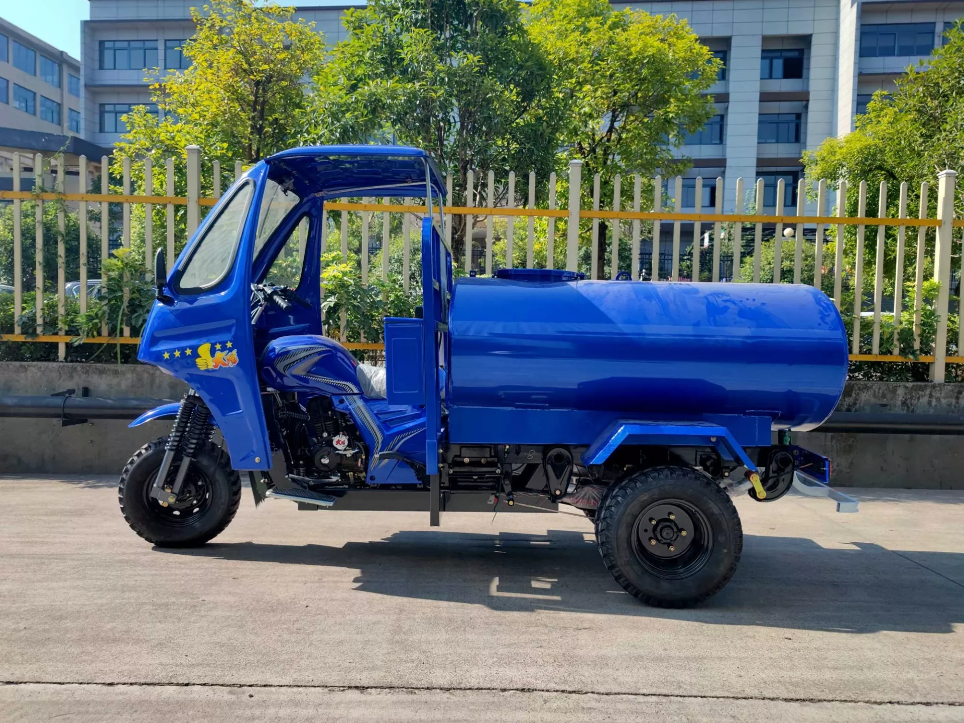 DAYANG 300cc engine five wheels Luxurious large capacity 3 big wheels rain water tanks on wheel storage water tank tricycle