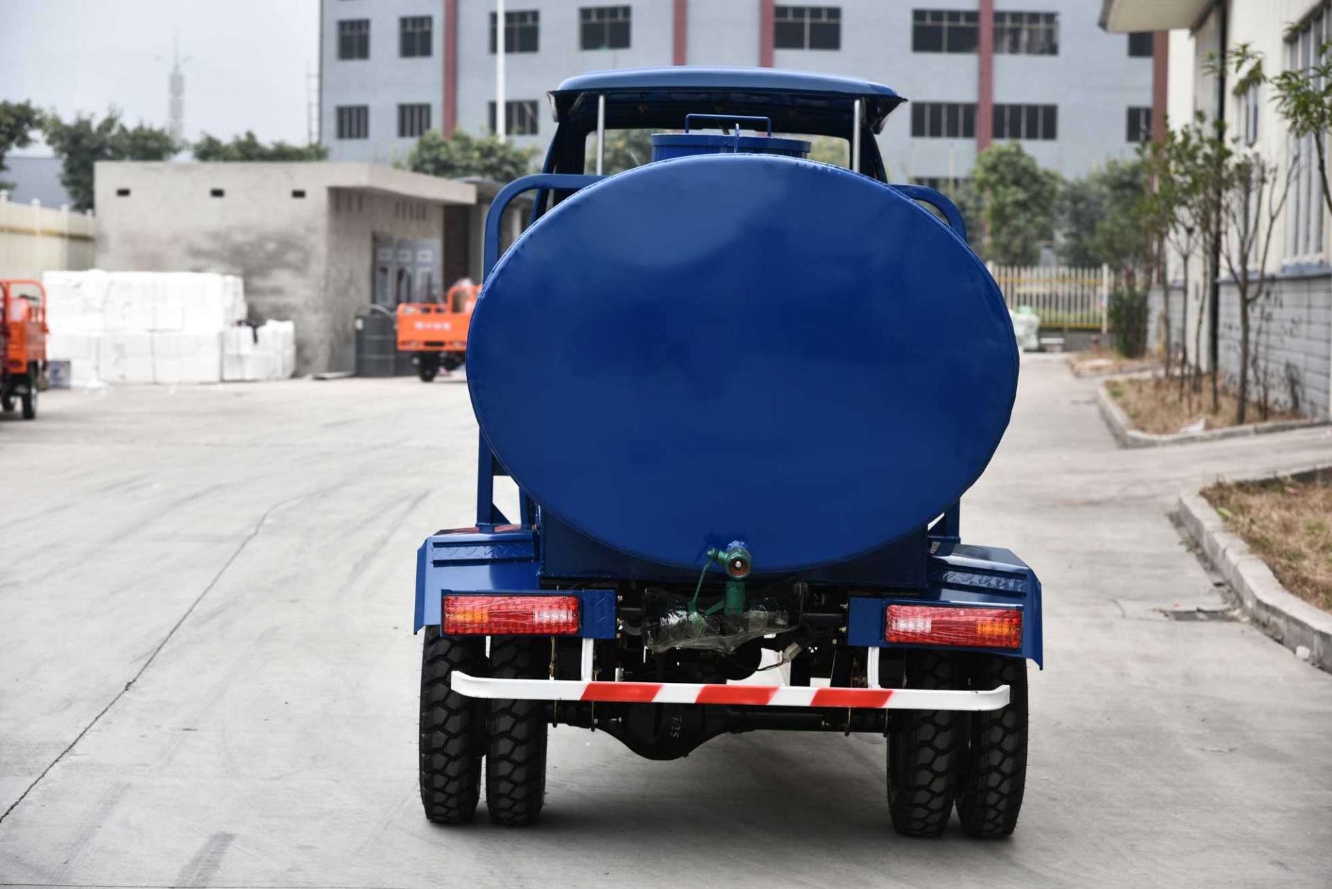 Well Sell semi cabin 200CC/250CC/300CC  3 big wheels water tricycle bike water tank motorcycle tricycle with water tank