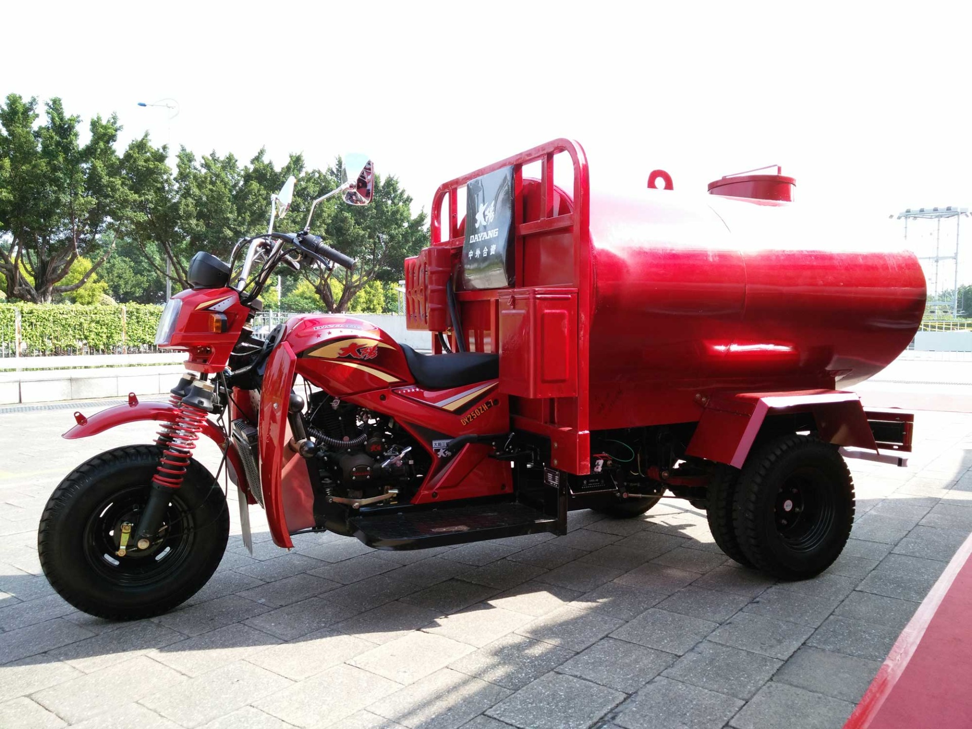 Factory Supply High Quality 150CC 200cc 250cc cabin Water Tank Tricycles Booster Rear Axle Customized  Power  CCC Origin Type