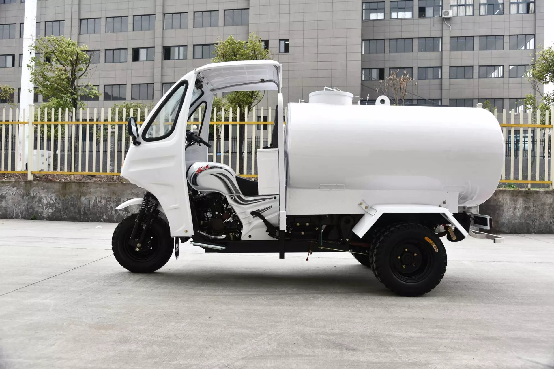 Chongqing 250cc Air Cooled 175cc Cabin Motor Tricycle Taxi Car China with Cargo Box for Adult Motorized 201 - 250cc 200cc Closed