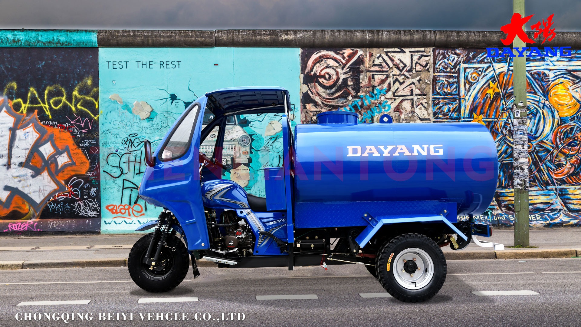 High Quality 250CC Motorized Special Cabin Roof Delivery Water Tank 1000L Tricycles Manufacture Cargo Open water barrow