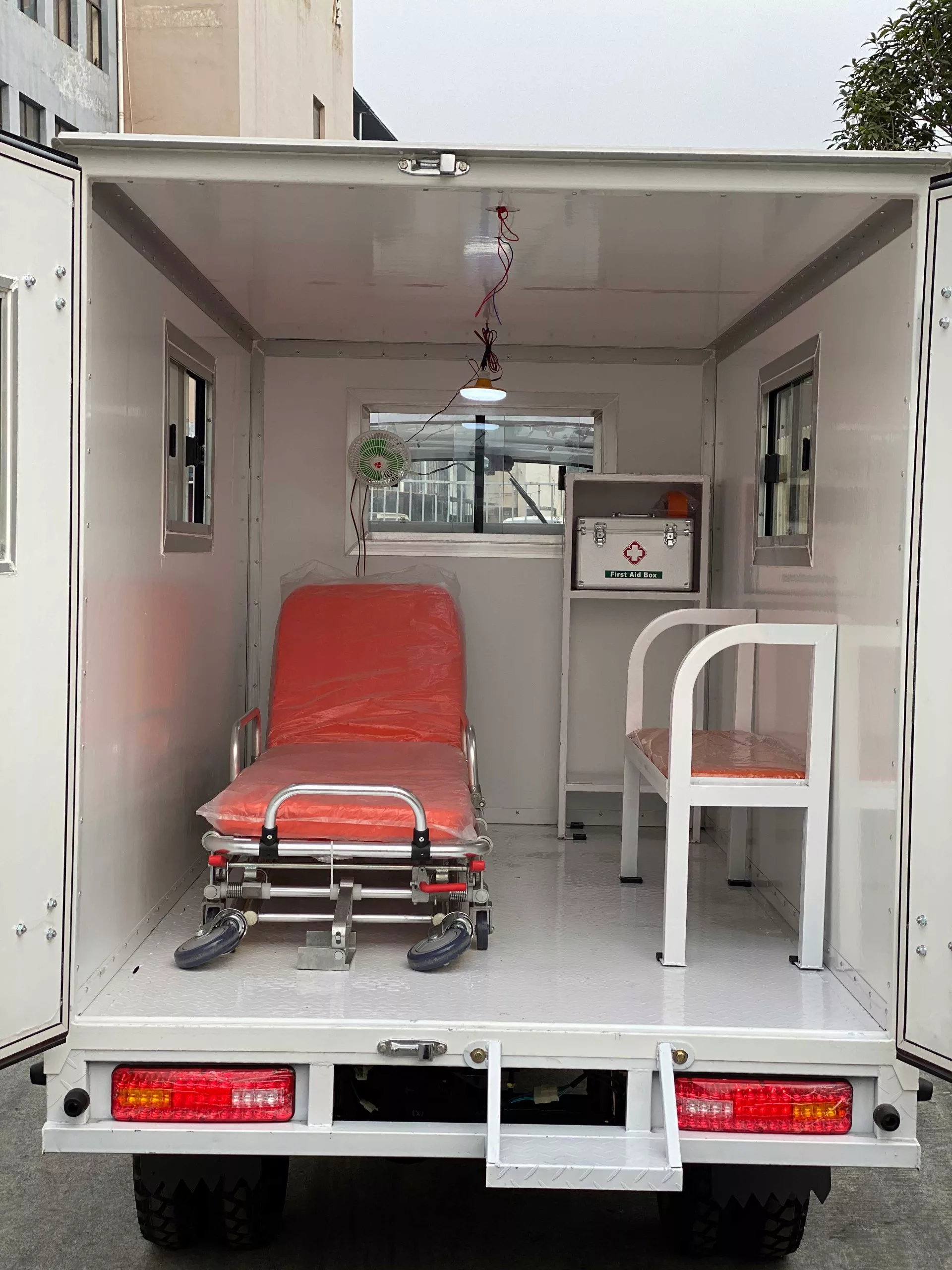 DAYANG Factory high quality Motorized tricycles emergency vehicles cheap 250CC motos ambulance tricycle for adult big wheel