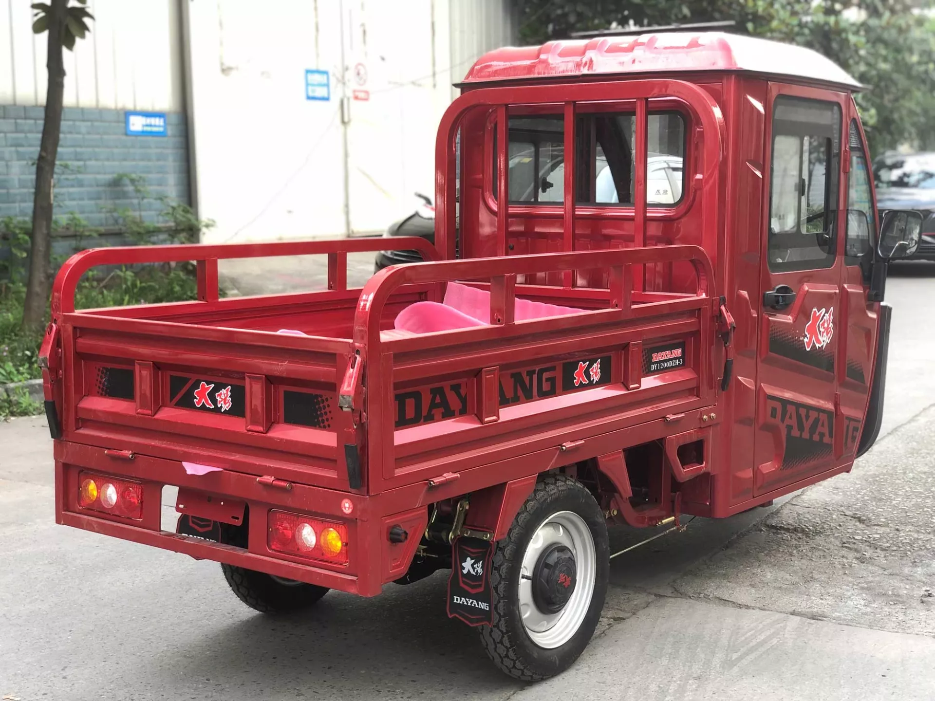 Best Price Safe and Popular 60V 1000W 1200W 1500W enclosed Electric Tricycle for Cargo   DY3-150 express delivery